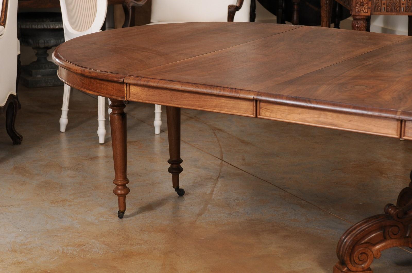 French Napoleon III 1880s Walnut Extension Dining Table with Four Leaves For Sale 1