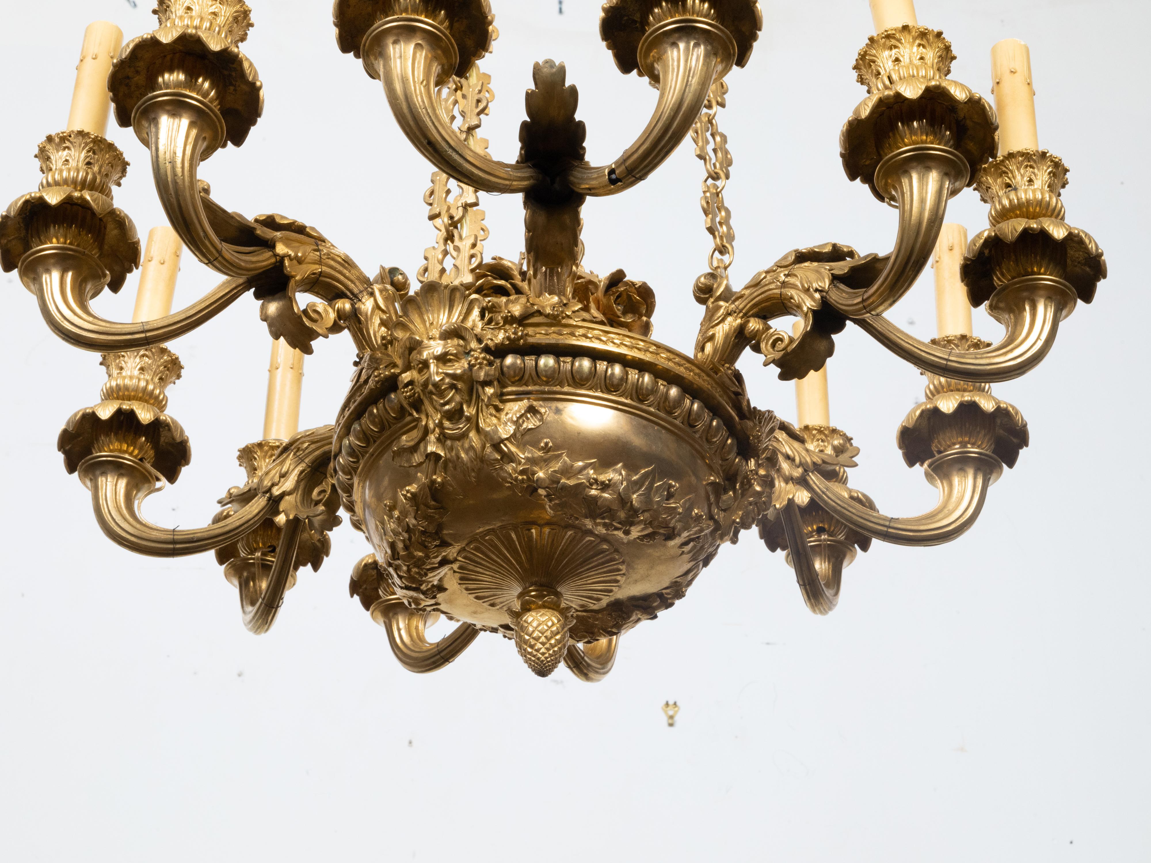 Lampadario francese Napoléon III del XIX secolo in bronzo dorato a 12 luci con mascaroni in vendita 3