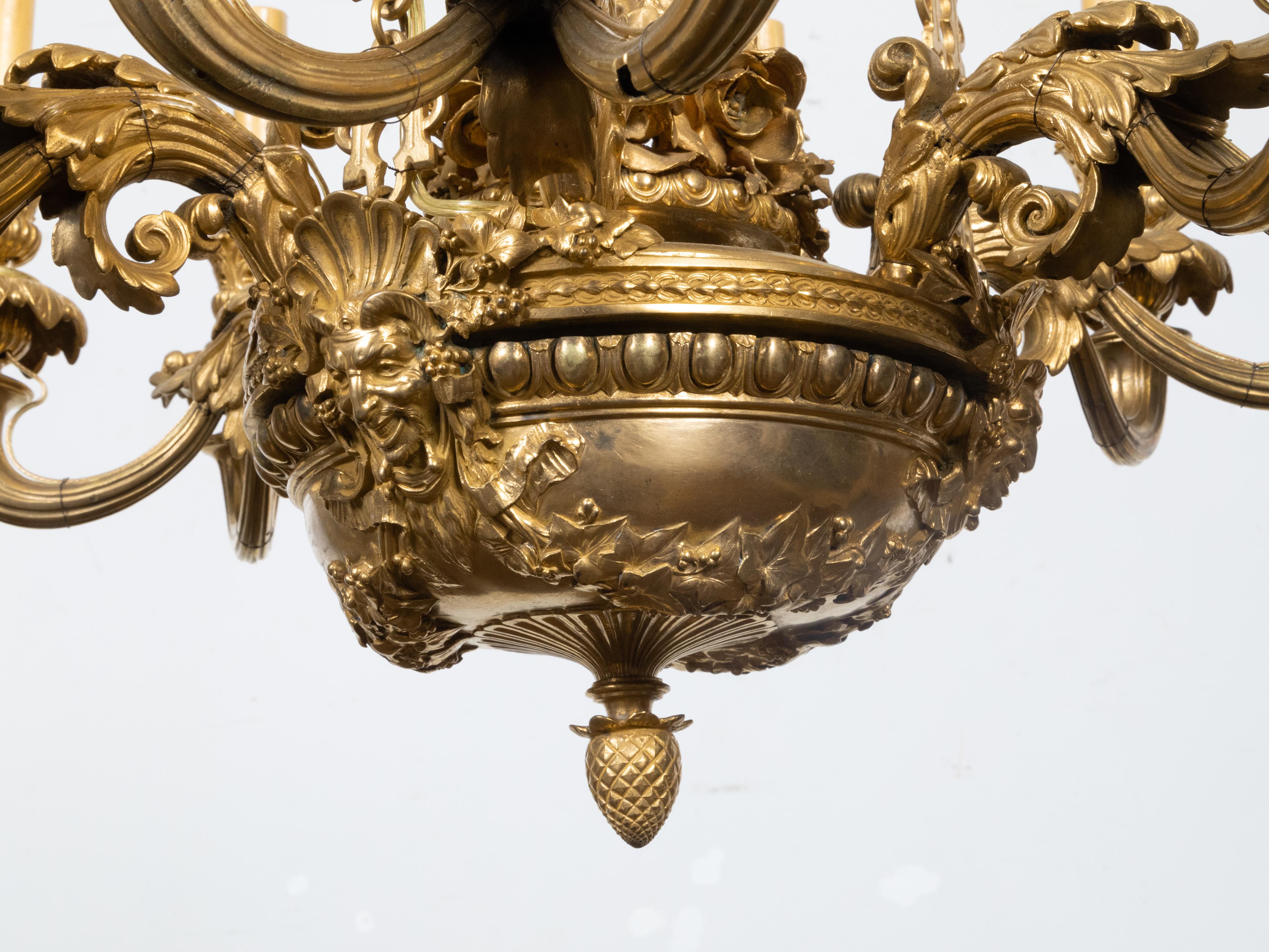 Lampadario francese Napoléon III del XIX secolo in bronzo dorato a 12 luci con mascaroni in vendita 6