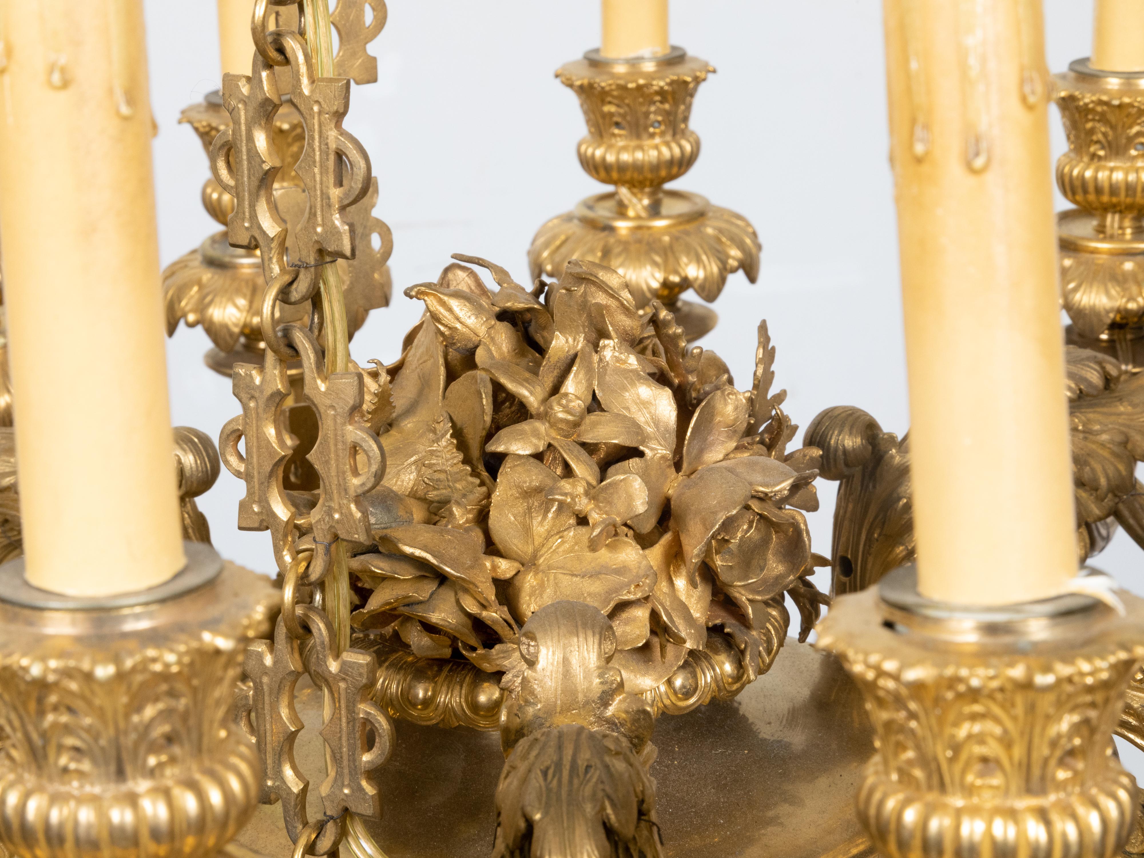 Lampadario francese Napoléon III del XIX secolo in bronzo dorato a 12 luci con mascaroni in vendita 7