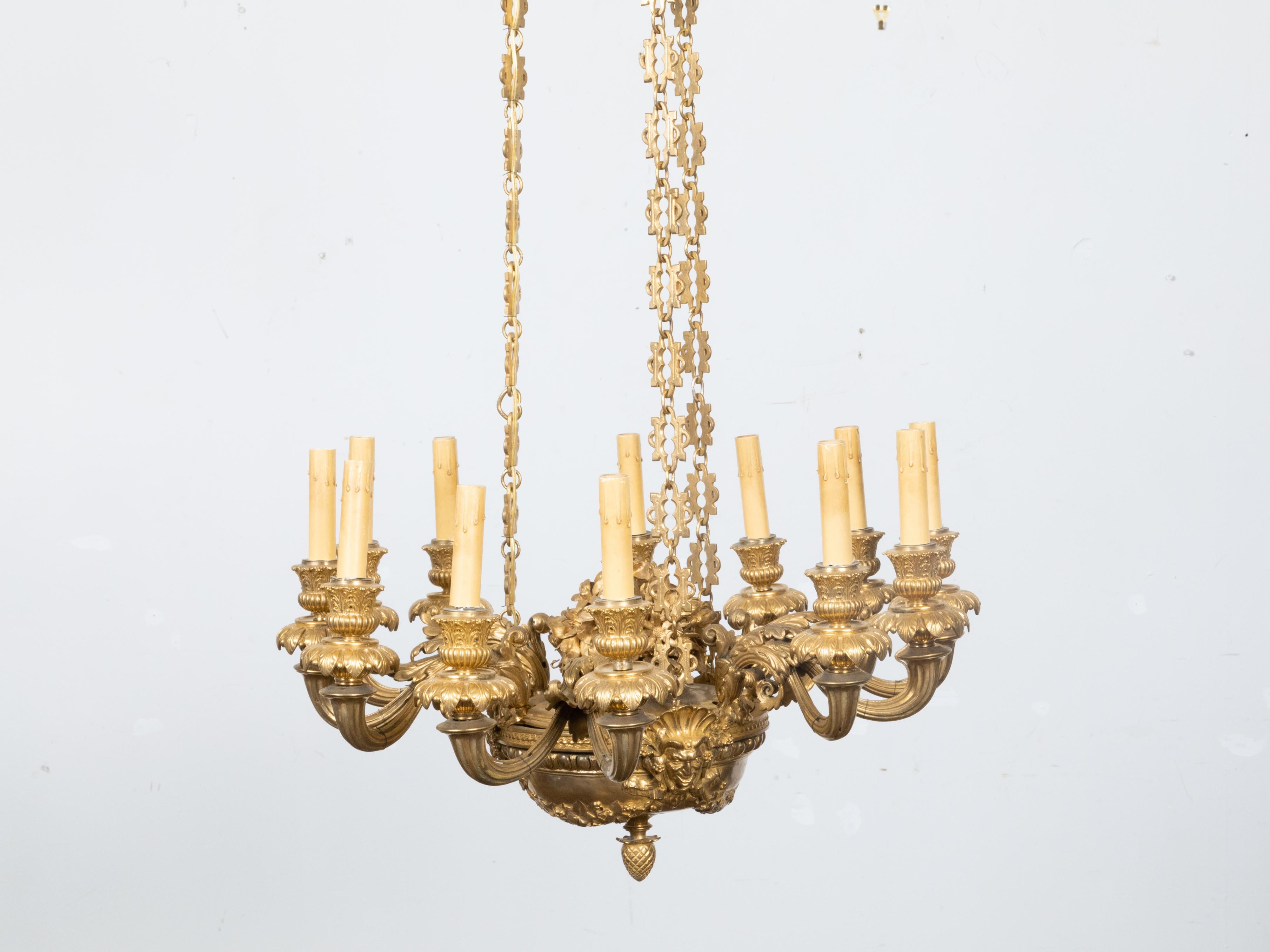 Napoleone III Lampadario francese Napoléon III del XIX secolo in bronzo dorato a 12 luci con mascaroni in vendita