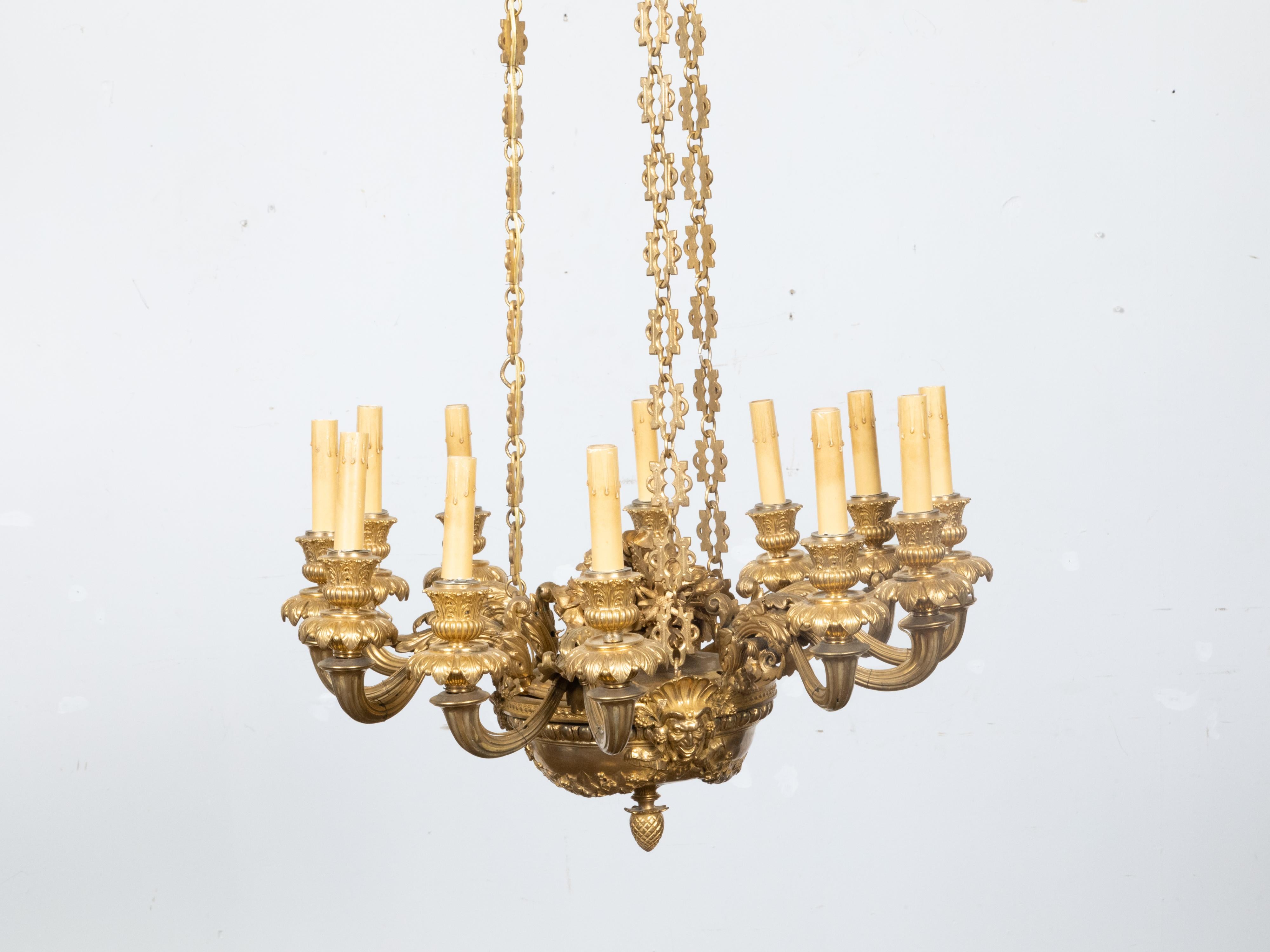 Francese Lampadario francese Napoléon III del XIX secolo in bronzo dorato a 12 luci con mascaroni in vendita
