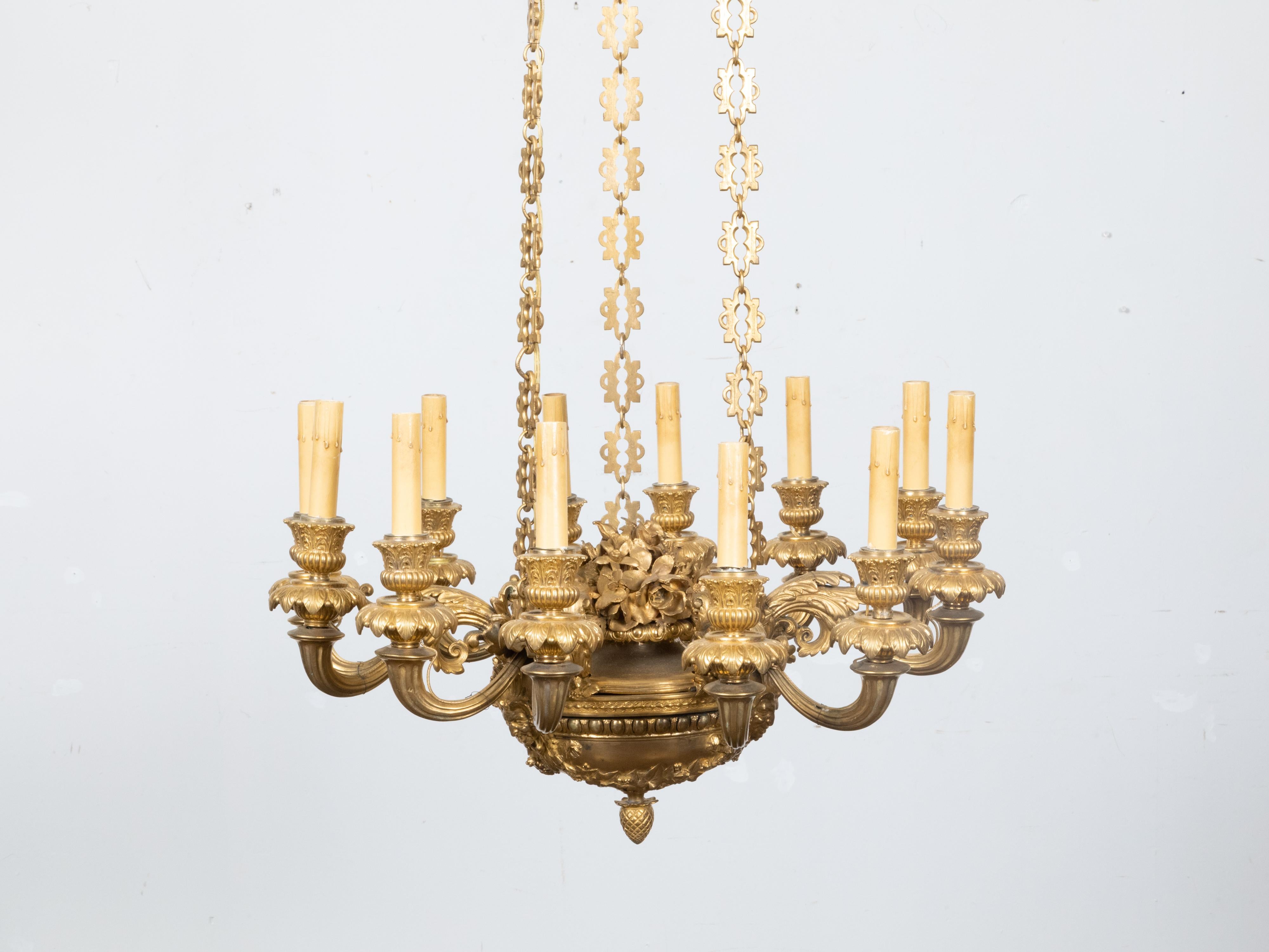 Bronzo Lampadario francese Napoléon III del XIX secolo in bronzo dorato a 12 luci con mascaroni in vendita