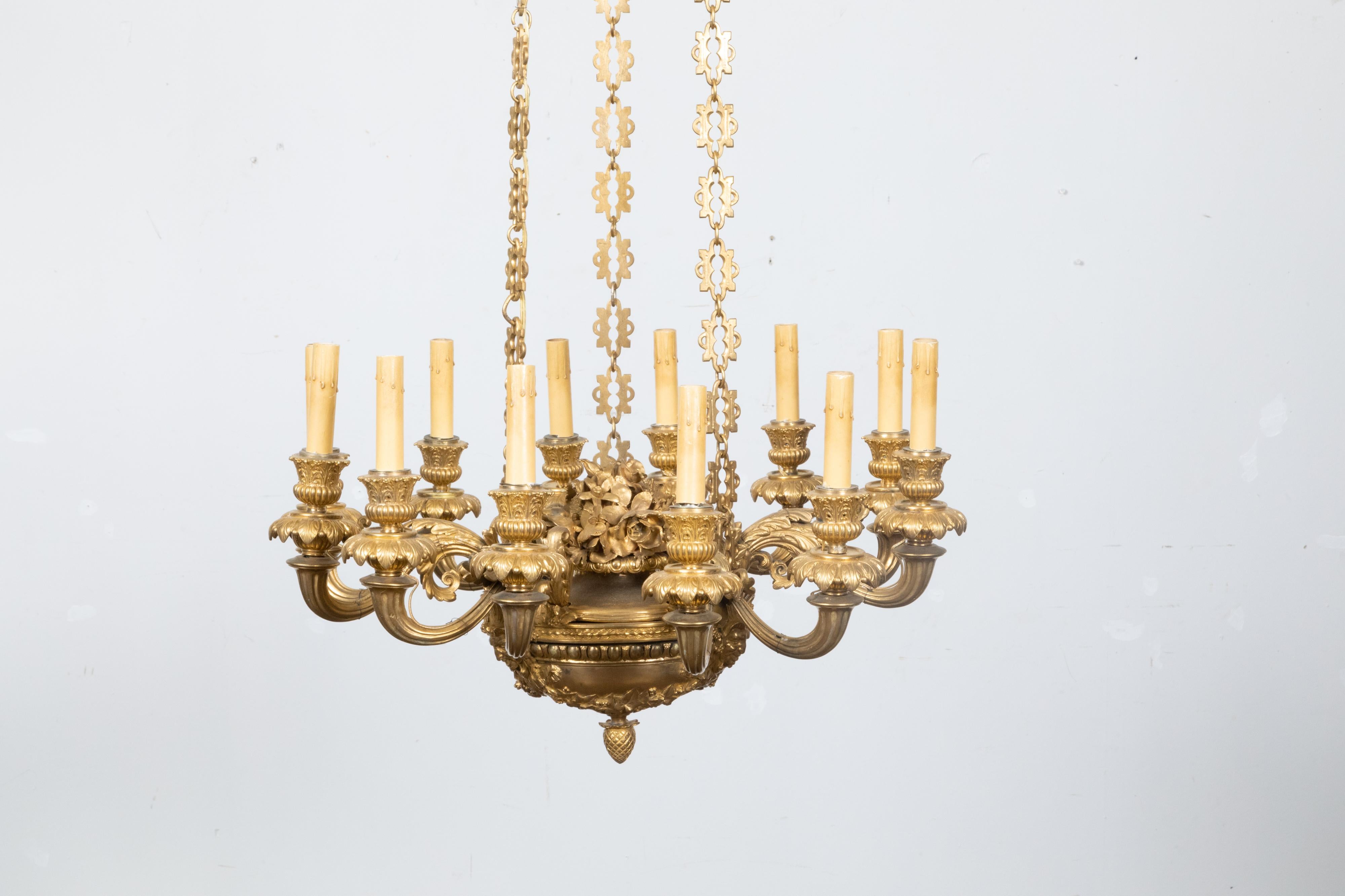 Lampadario francese Napoléon III del XIX secolo in bronzo dorato a 12 luci con mascaroni in vendita 1