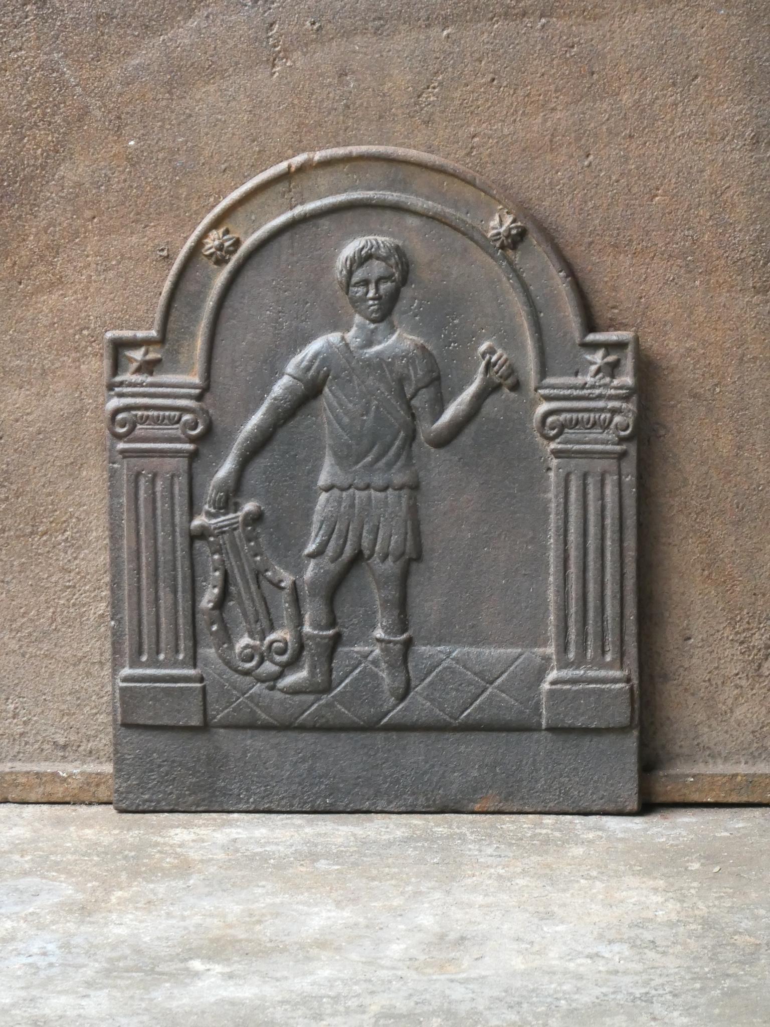 Parafuoco francese del XIX secolo del periodo di Napoleone III con Apollo e la sua lira. Dio della luce, del sole, della verità, della profezia, della musica e della gioia. Anche il Dio che salva, sia in caso di emergenza causata da un'epidemia o da
