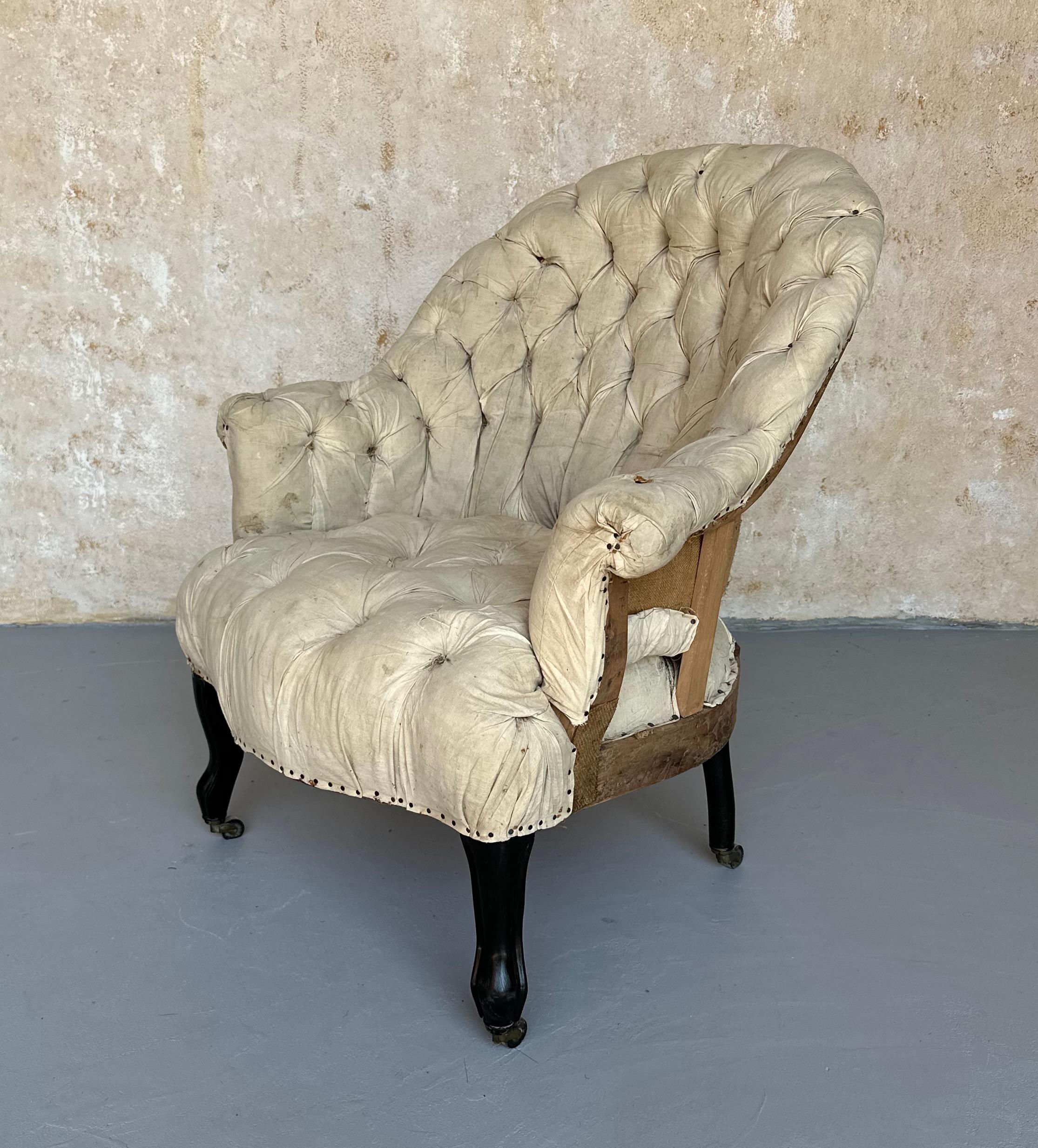 Questa eccezionale poltrona francese Napoleone III del XIX secolo è caratterizzata da un ciuffo a diamante e da braccioli a voluta, tipici di questo periodo del design francese. La curva aggraziata dello schienale arrotondato si estende fino ai