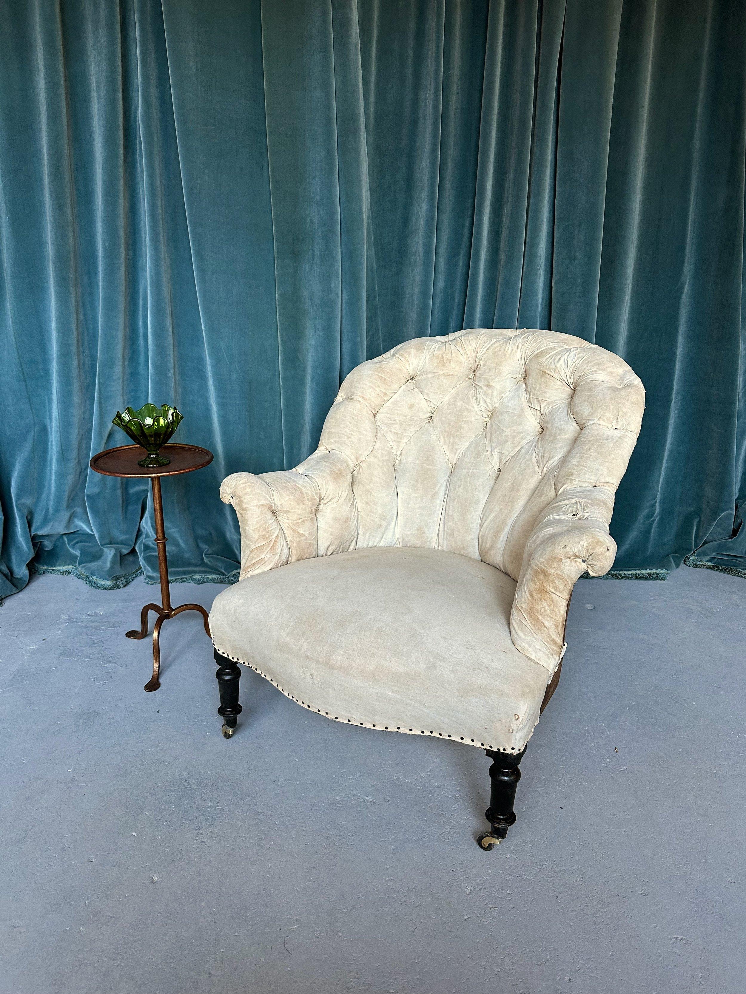 French Napoleon III Armchair with Tufted Back In Good Condition For Sale In Buchanan, NY