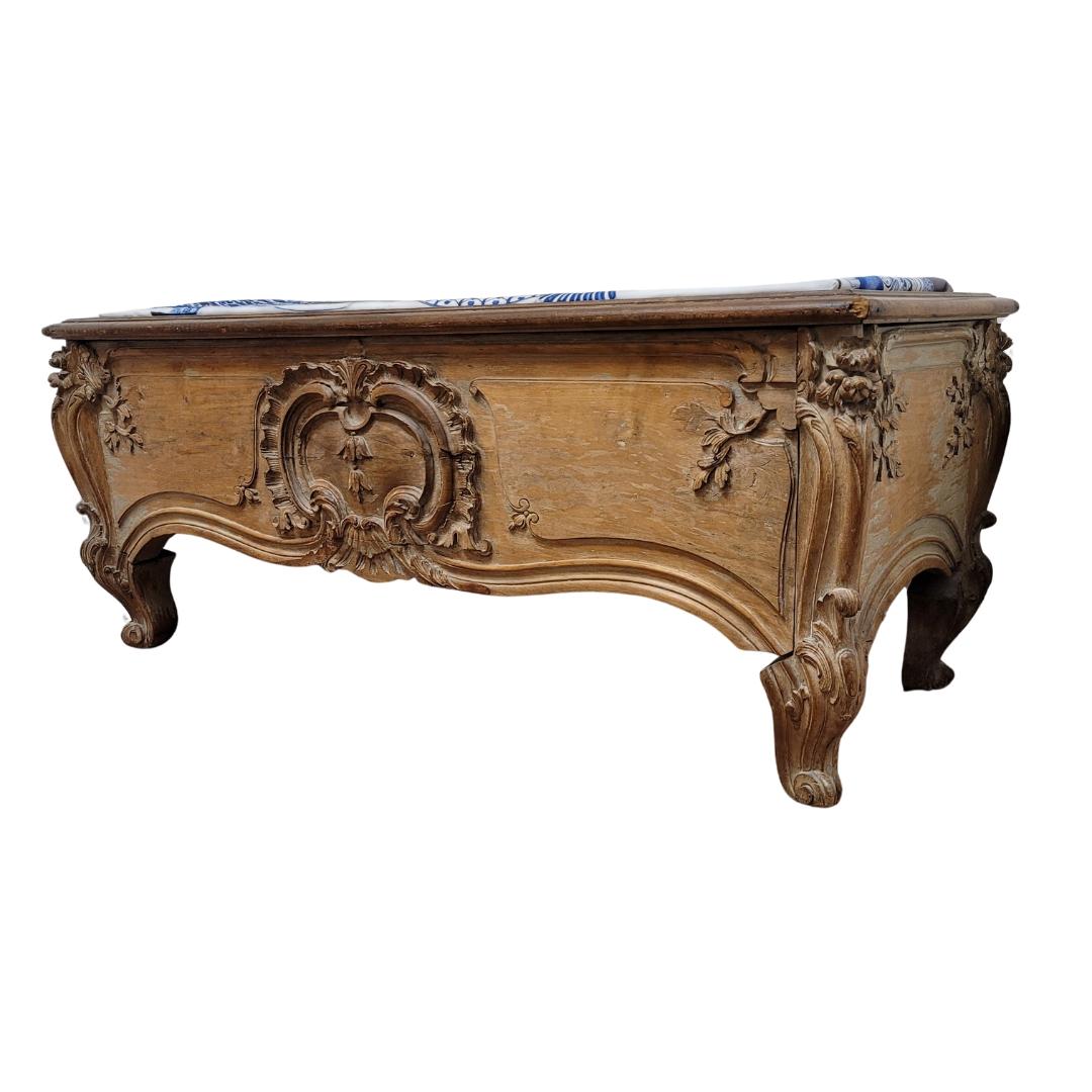 Sculpté à la main Français Napoléon III rose Banc Provençal  en bois lavé en vente
