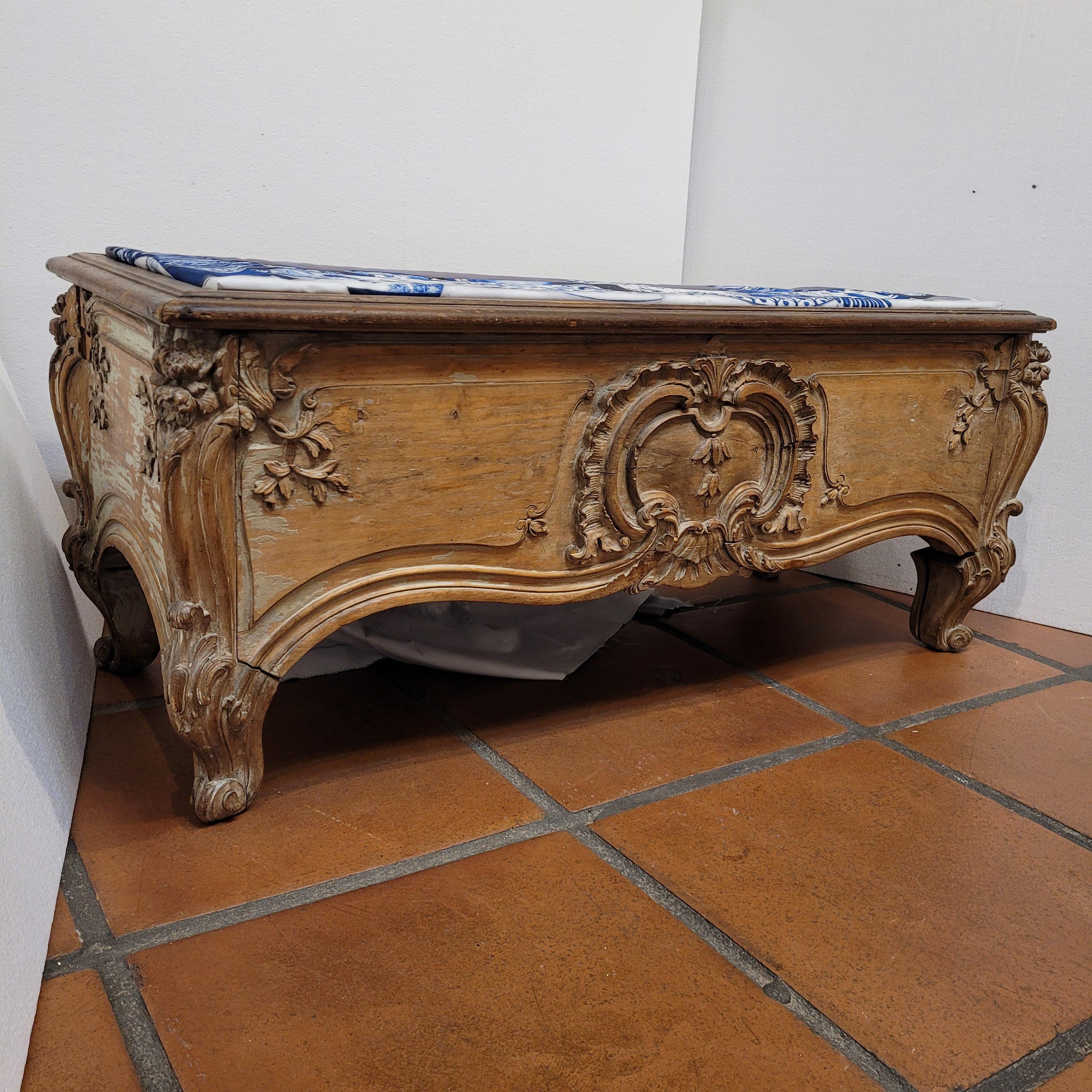 Français Napoléon III rose Banc Provençal  en bois lavé en vente 1