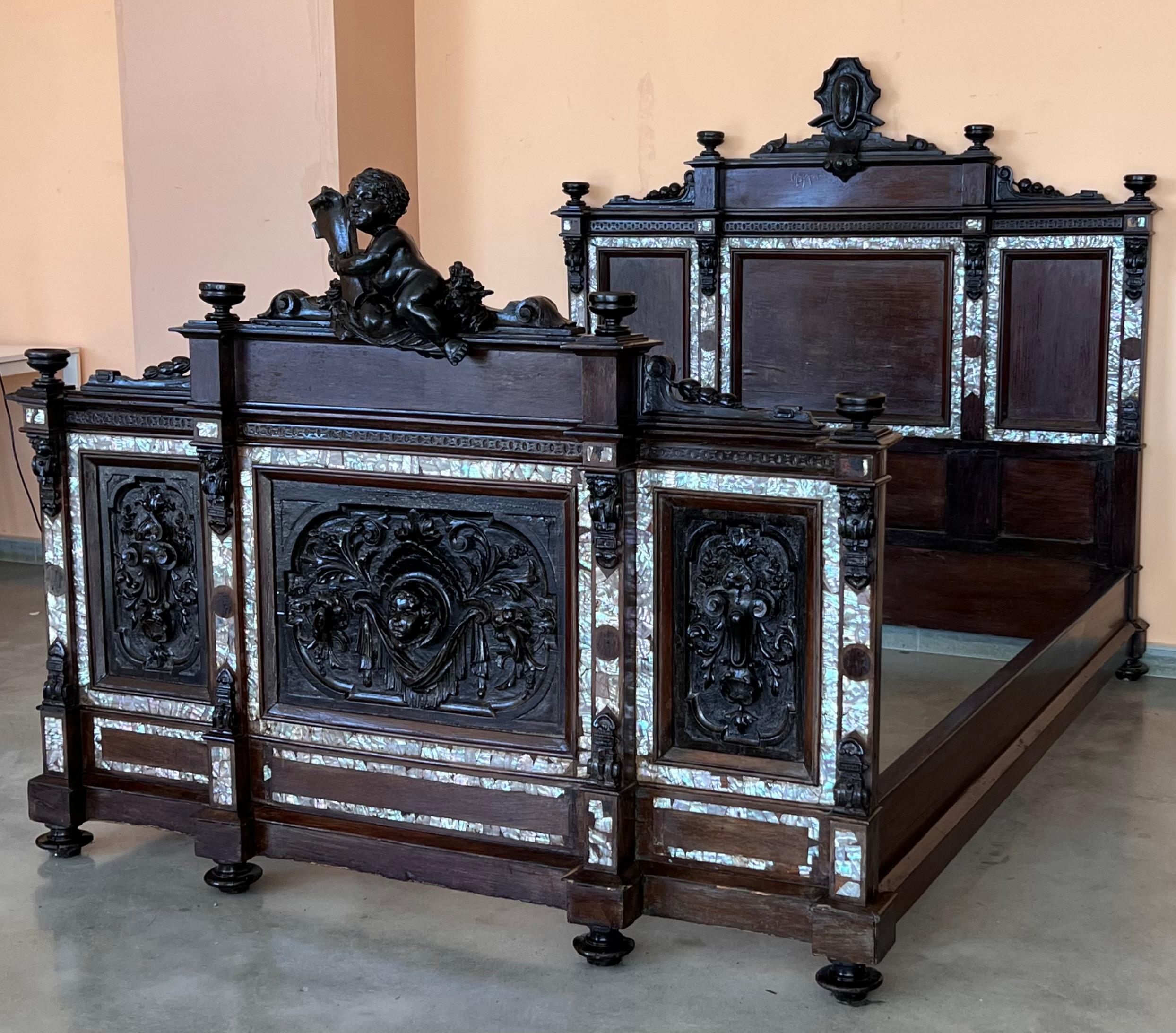 King-size bed with an impressive Renaissance-style headboard and footboard, crafted from beautiful walnut wood. The bed has a fabulous large heavily carved cherub
This original Italian antique set from the late 19th century has been very well