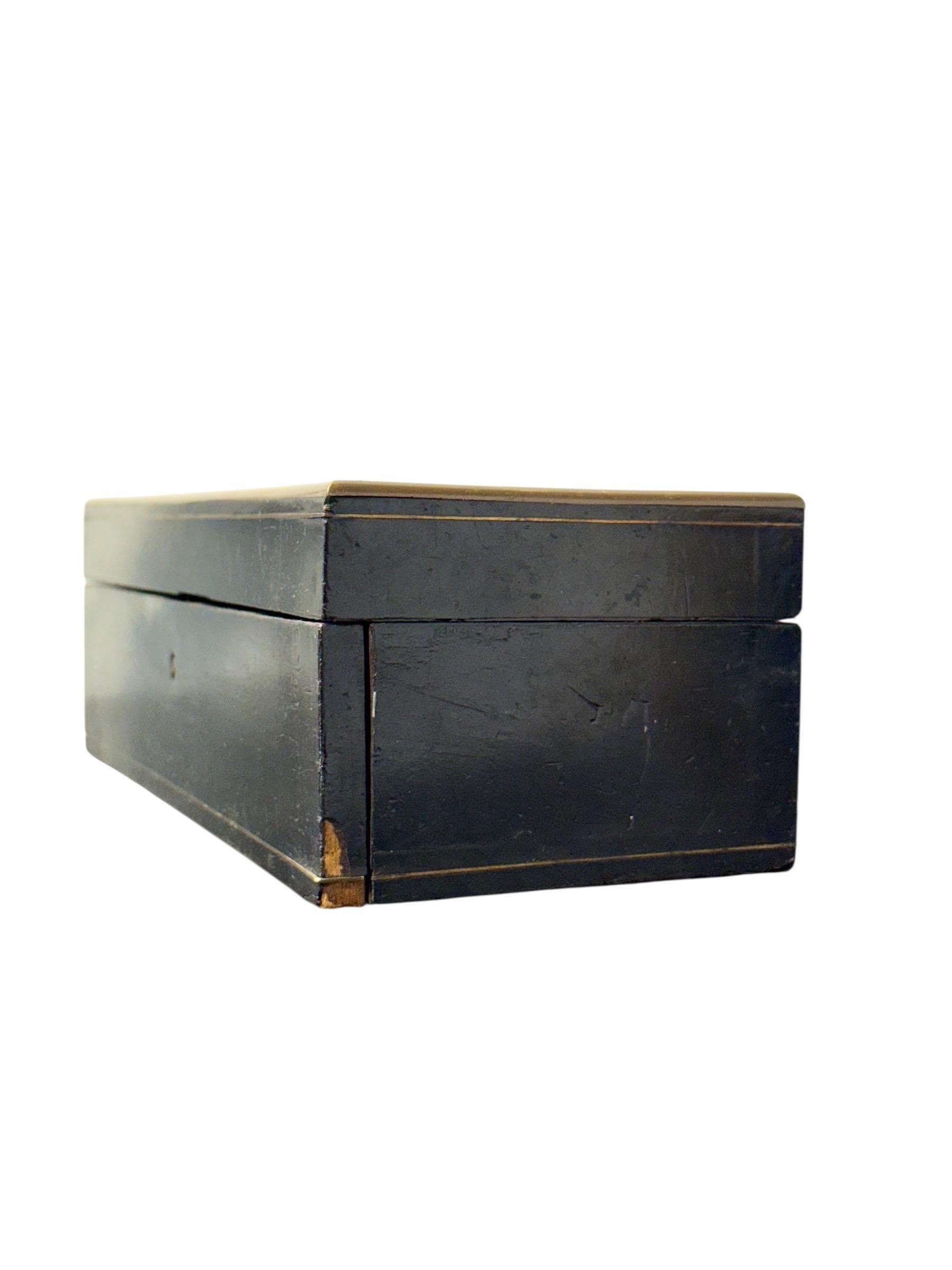 Scatola francese in lacca nera Napoléon III con cartiglio in stile Boulle in vendita 6