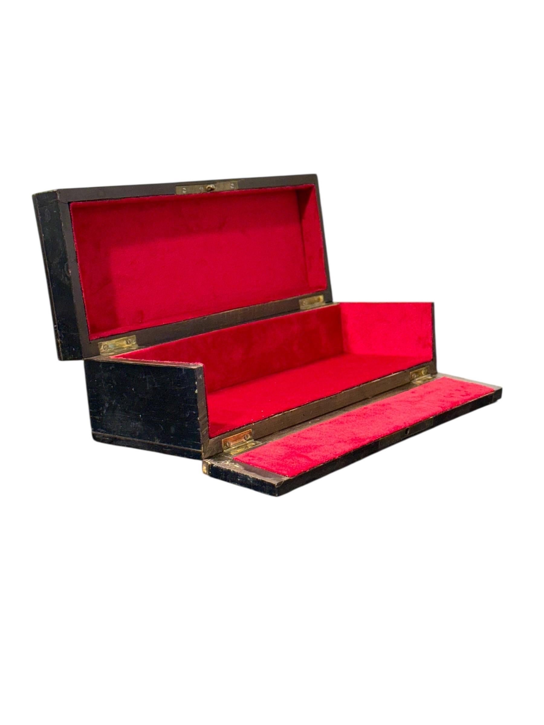 Francese Scatola francese in lacca nera Napoléon III con cartiglio in stile Boulle in vendita