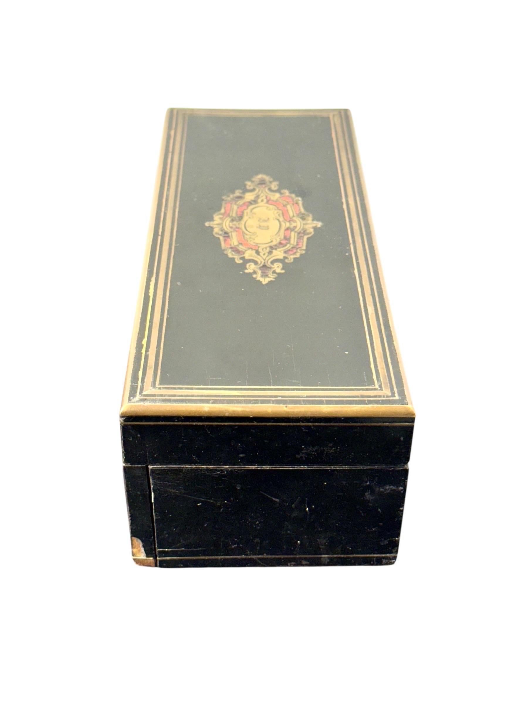 Dorato Scatola francese in lacca nera Napoléon III con cartiglio in stile Boulle in vendita