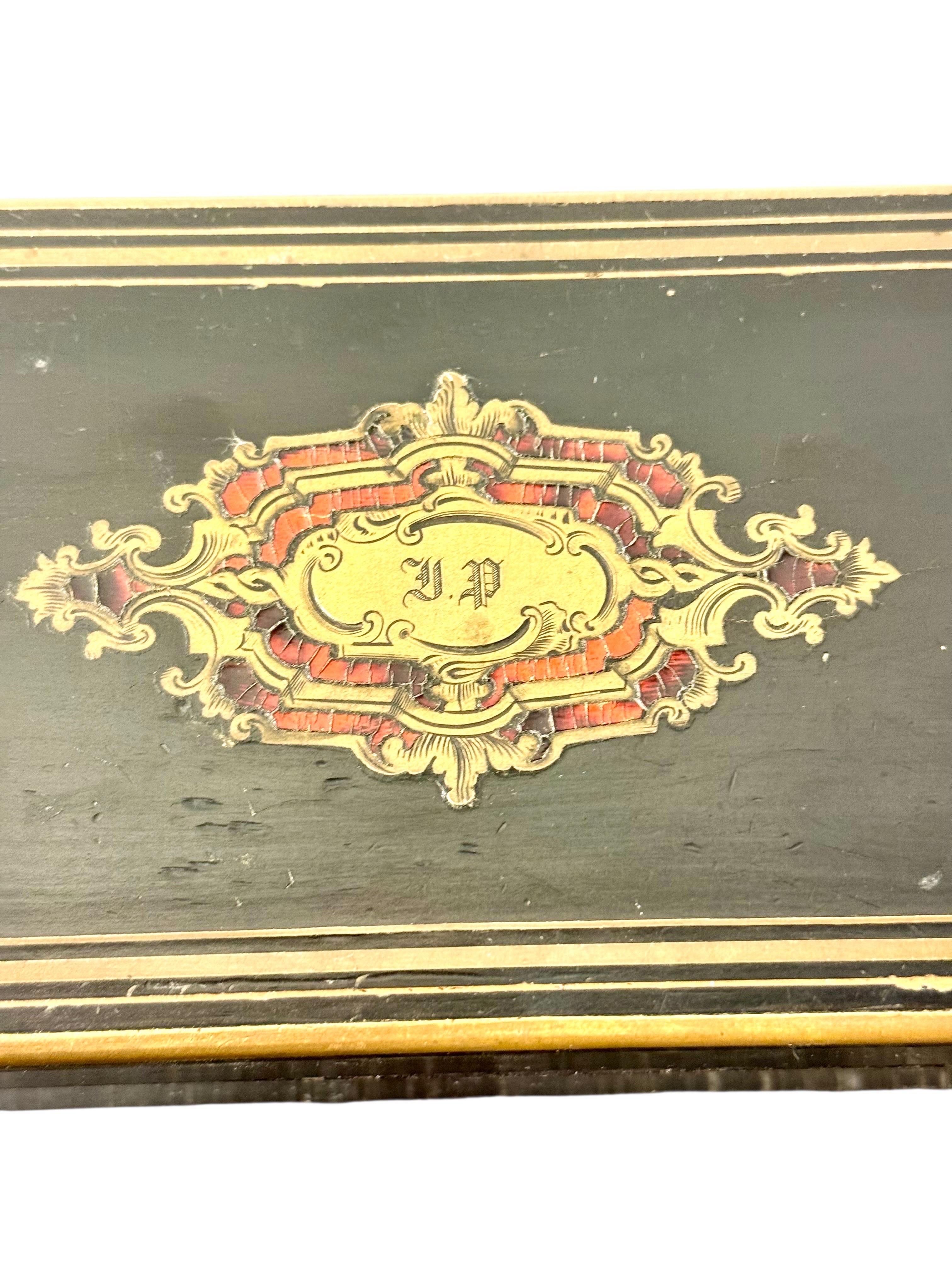 Ottone Scatola francese in lacca nera Napoléon III con cartiglio in stile Boulle in vendita