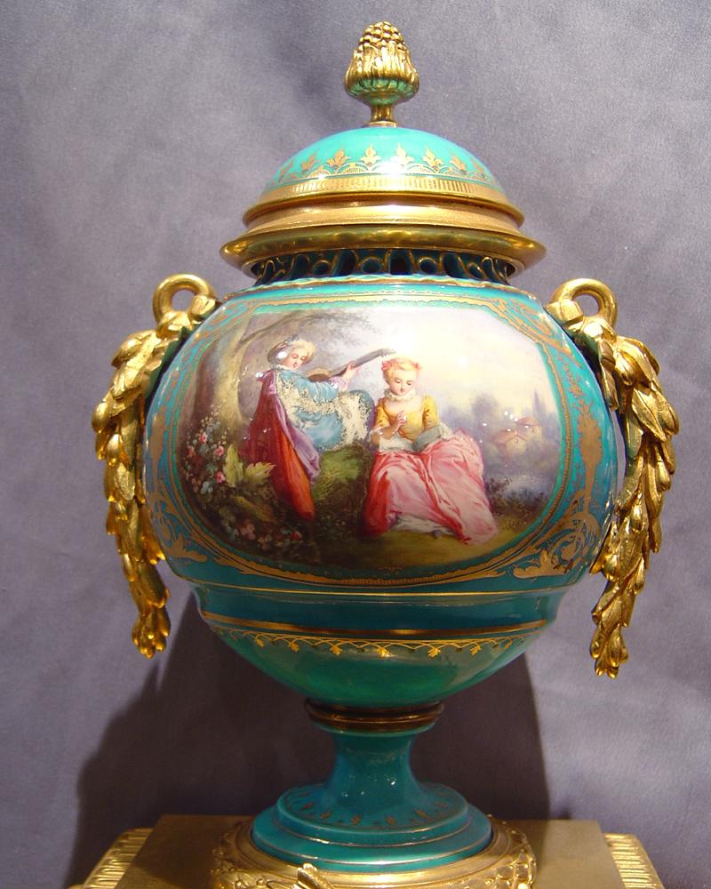 French Napoleon III blue porcelain and ormolu clock In Good Condition For Sale In London, GB