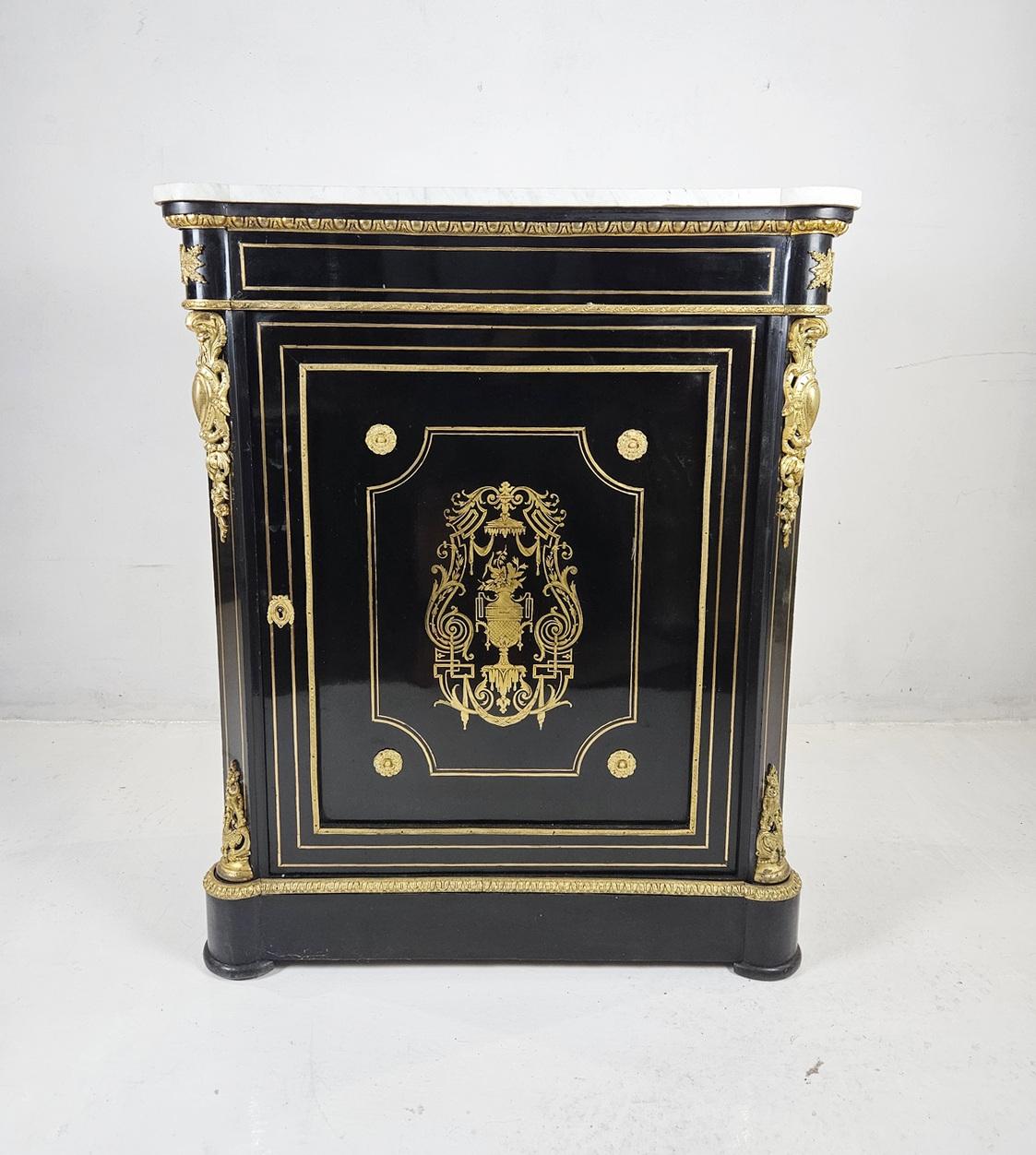 
Buffet Napoléon III réalisé en technique Boulle sur poirier noirci, surmonté du marbre de Carrare original veiné de gris. Décoré d'incrustations de bronze doré et de laiton ciselé représentant des feuillages, des fleurs, des rubans et des