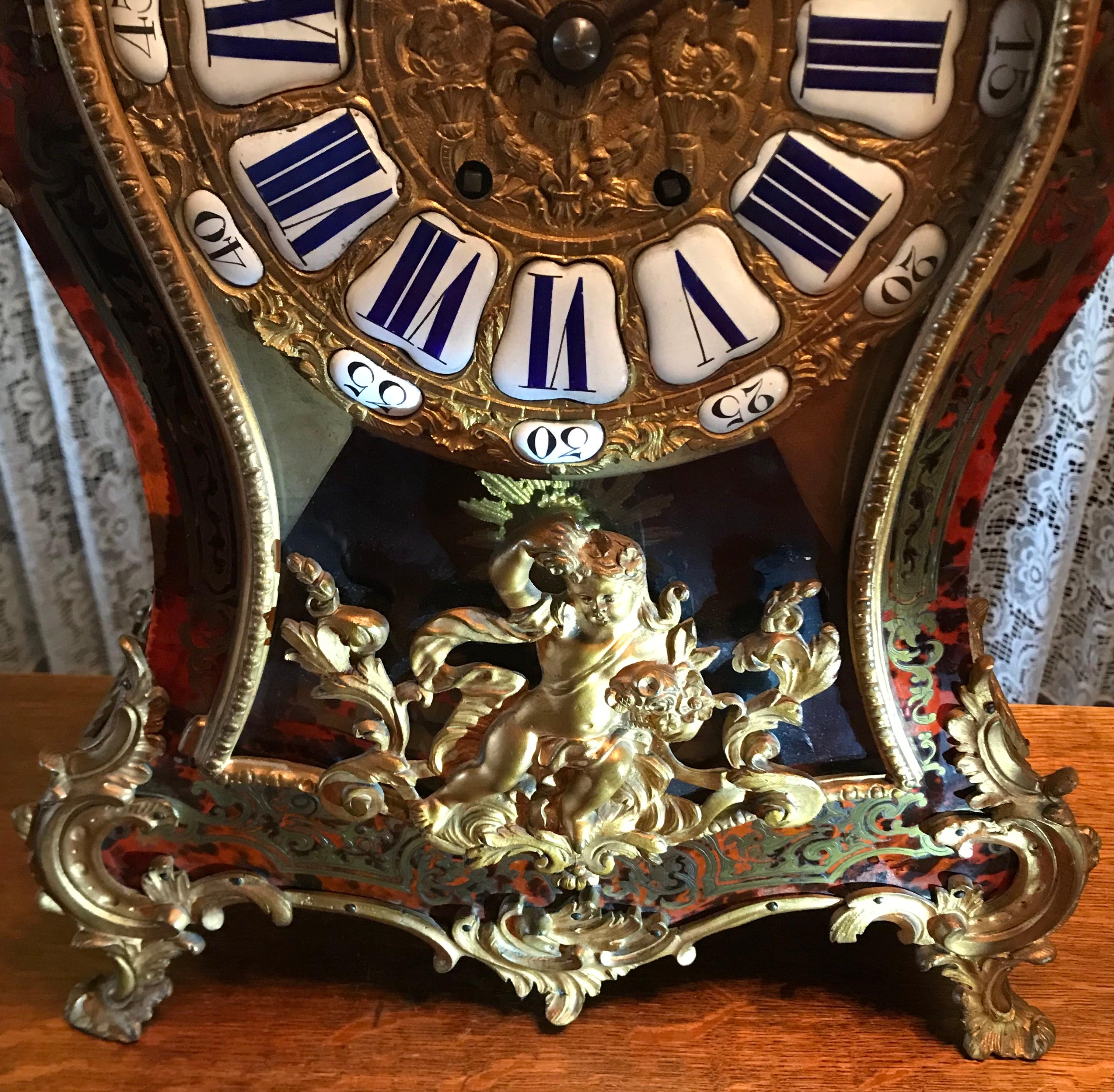 Pendule française Napoléon III Boulle, Paris seconde moitié du 19ème siècle. Le mouvement d'horlogerie a été fabriqué par la célèbre société Samuel Martin & Cie, vers 1870-1890. (Marque du fabricant au dos).
Les boîtiers sont magnifiquement conçus