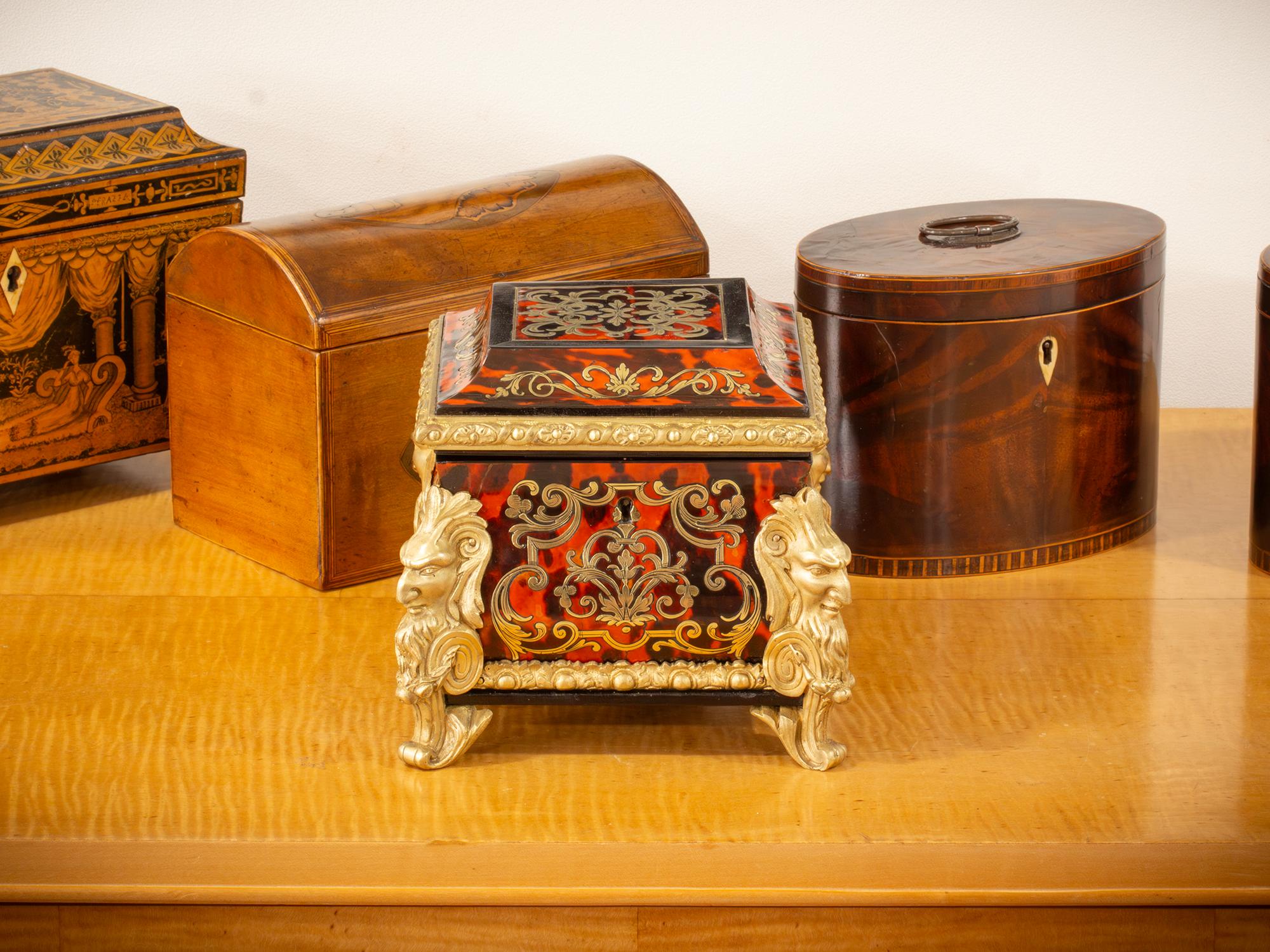 Compartimento individual para la caja de té

De nuestra colección de Cajas de Té, nos complace presentar esta Caja de Té Boulle francesa antigua. Caja para el té de forma cuadrada y ligeramente bombeada, con hermosas máscaras de fundición de ormolu,