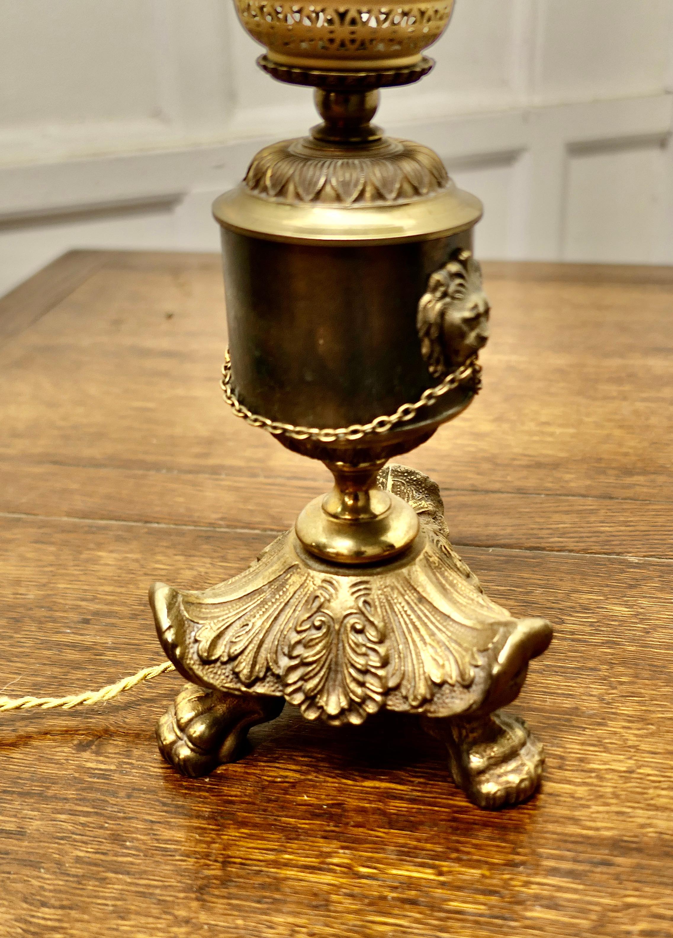 French Napoleon III Brass Oil Lamp Decorated with Lions and Chains  In Good Condition For Sale In Chillerton, Isle of Wight