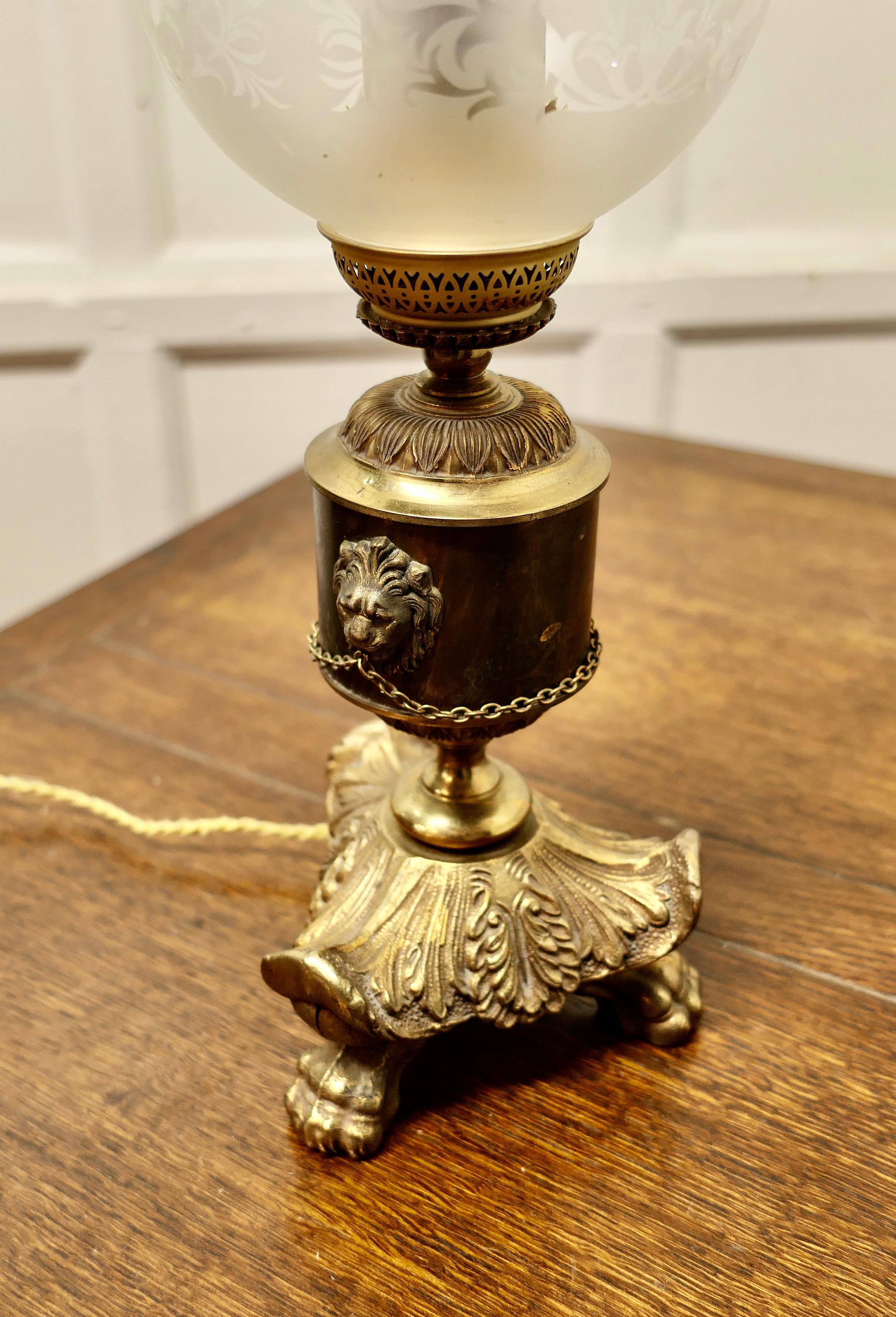 Laiton Lampe à huile française Napoléon III en laiton décorée de lions et de chaînes  en vente