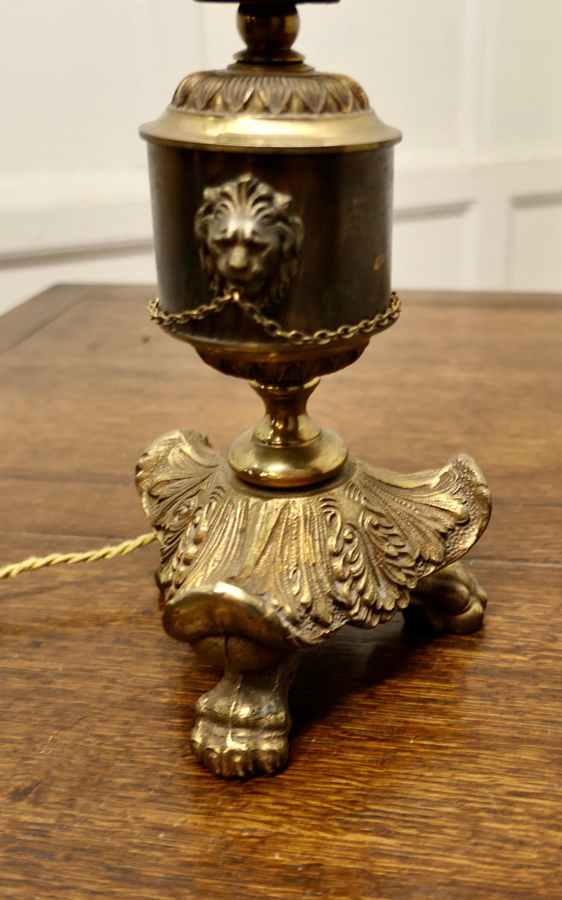 French Napoleon III Brass Oil Lamp Decorated with Lions and Chains  For Sale 2