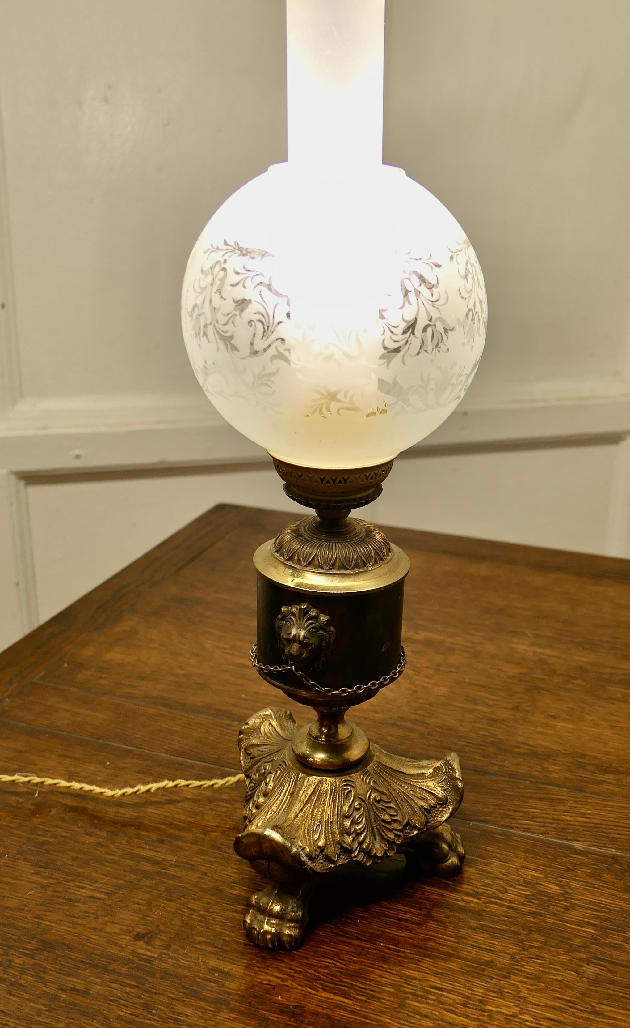 Lampe à huile française Napoléon III en laiton décorée de lions et de chaînes  en vente 2