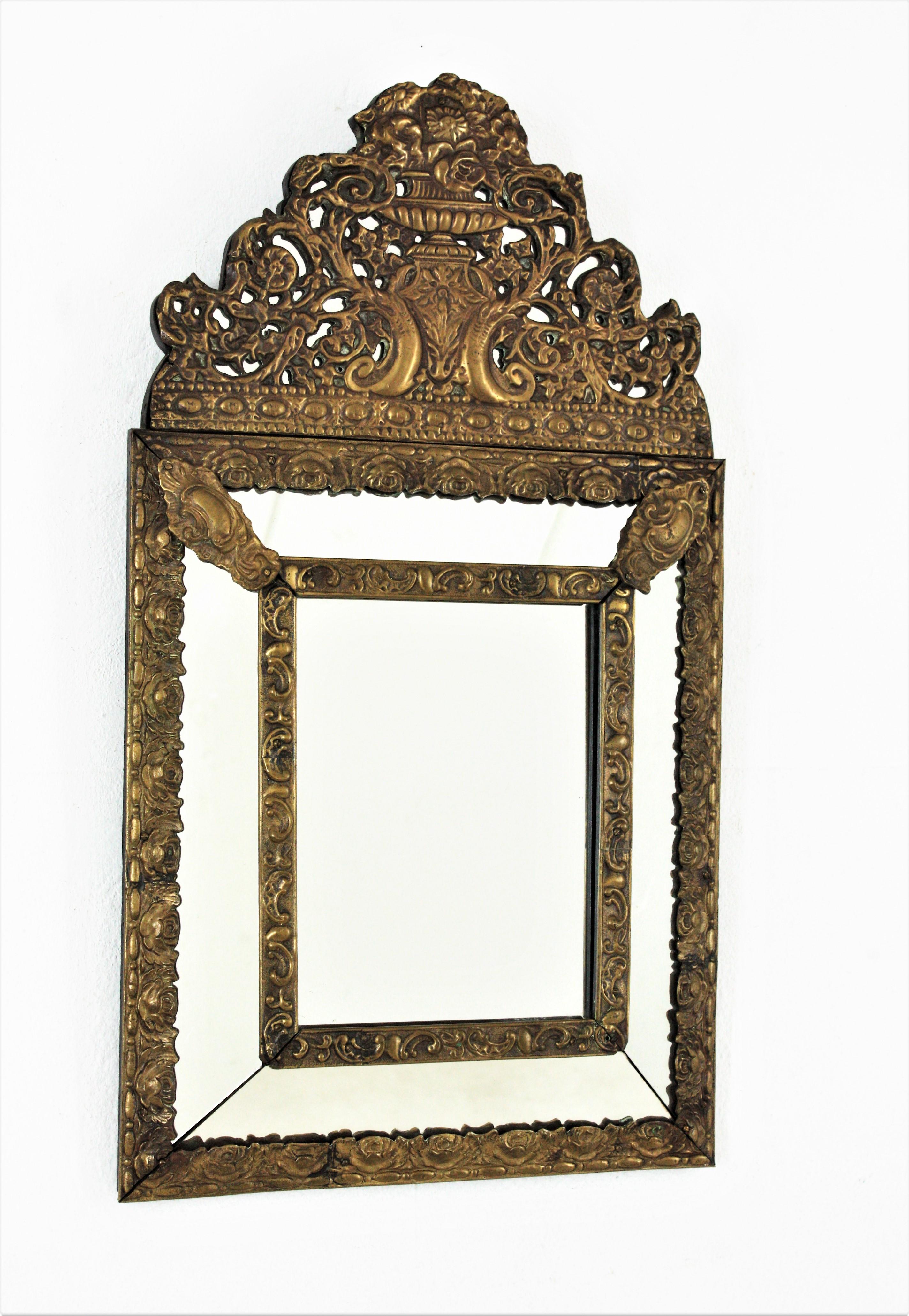 Ein eleganter Napoleon-III-Spiegel mit zentralem Glas und vier rechteckigen Gläsern, die durch dekorative Messing-Repousse-Blatt-Blumenmuster miteinander verbunden sind, sowie einer eleganten, filigranen Messing-Repousse-Krone.
Dieser verzierte