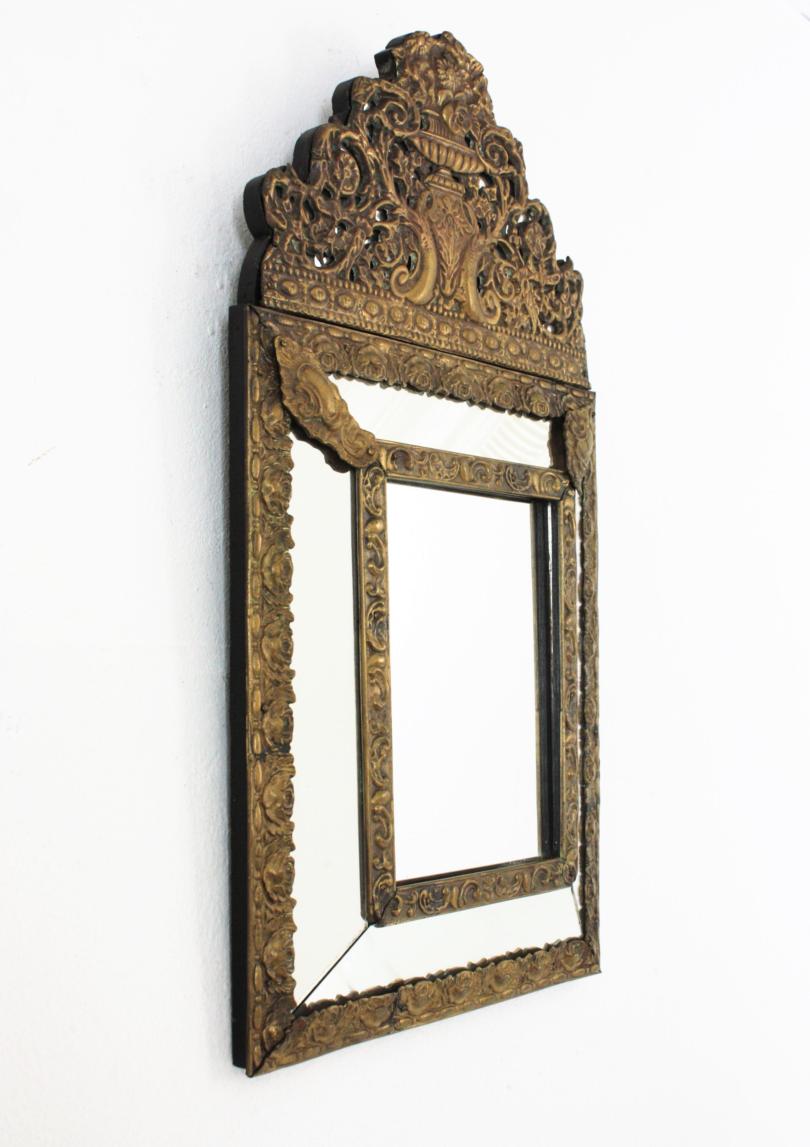 French Napoleon III Brass Repousse Glass Mirror In Good Condition For Sale In Barcelona, ES