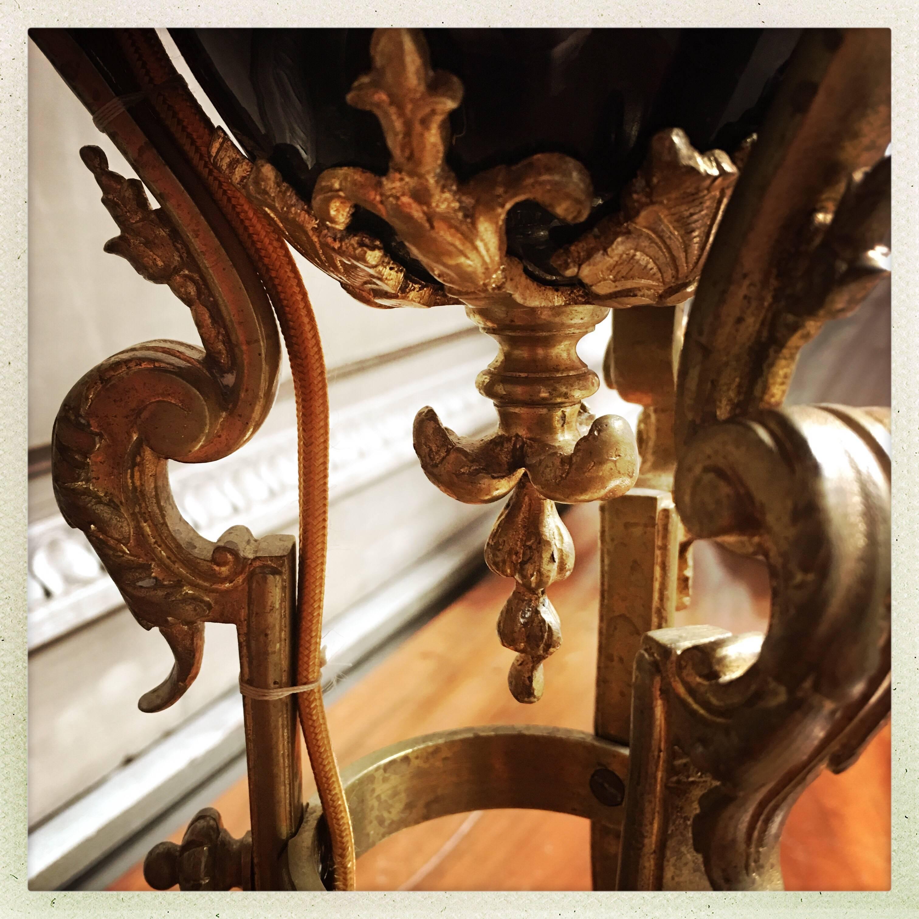 Base di lampada francese Napoleone III in bronzo e porcellana cobalto in vendita 2