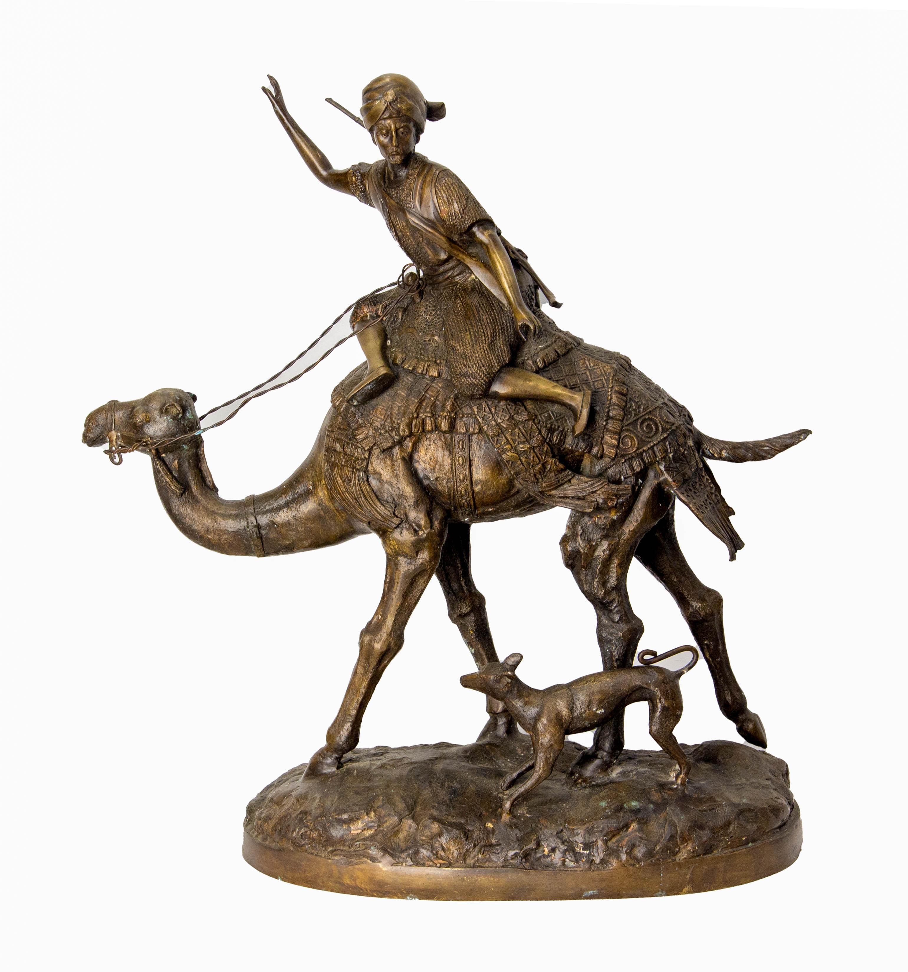 Français  statue en bronze d'un chasseur, d'un chameau et d'un chien.
Très beau traitement du sujet dans un style classique détaillé et nerveux avec une grande qualité de détails. 
Visage très expressif et posture corporelle du personnage qui donne
