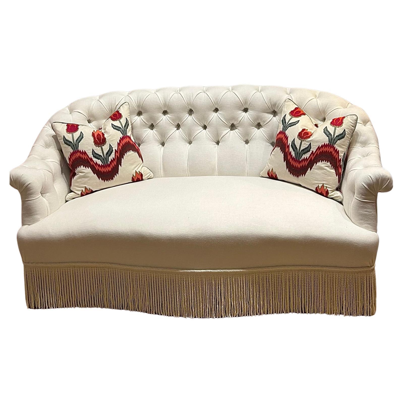 Französisches Napoleon-III-Salon-Canapé oder -Sofa mit Knopfrücken und Fransenrock im Angebot