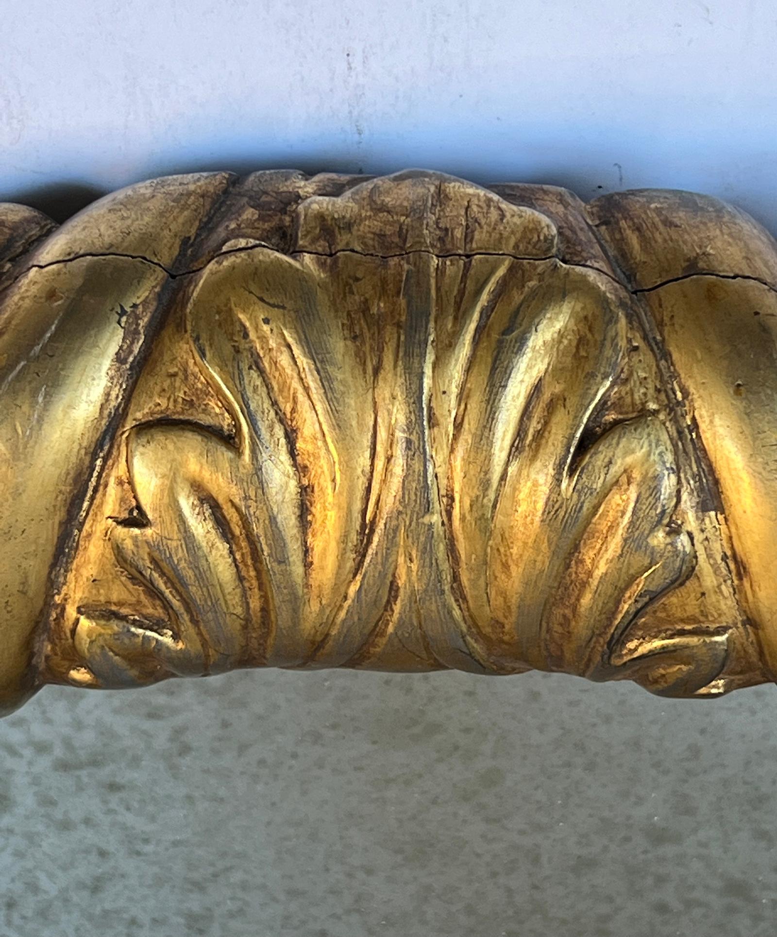 Français Miroir ovale français Napoléon III sculpté en bois doré à torsion de corde en vente