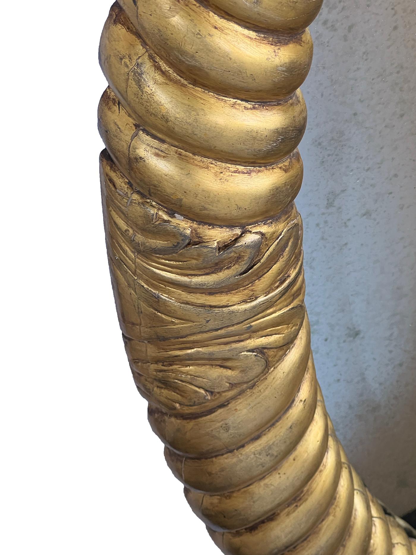 Sculpté Miroir ovale français Napoléon III sculpté en bois doré à torsion de corde en vente