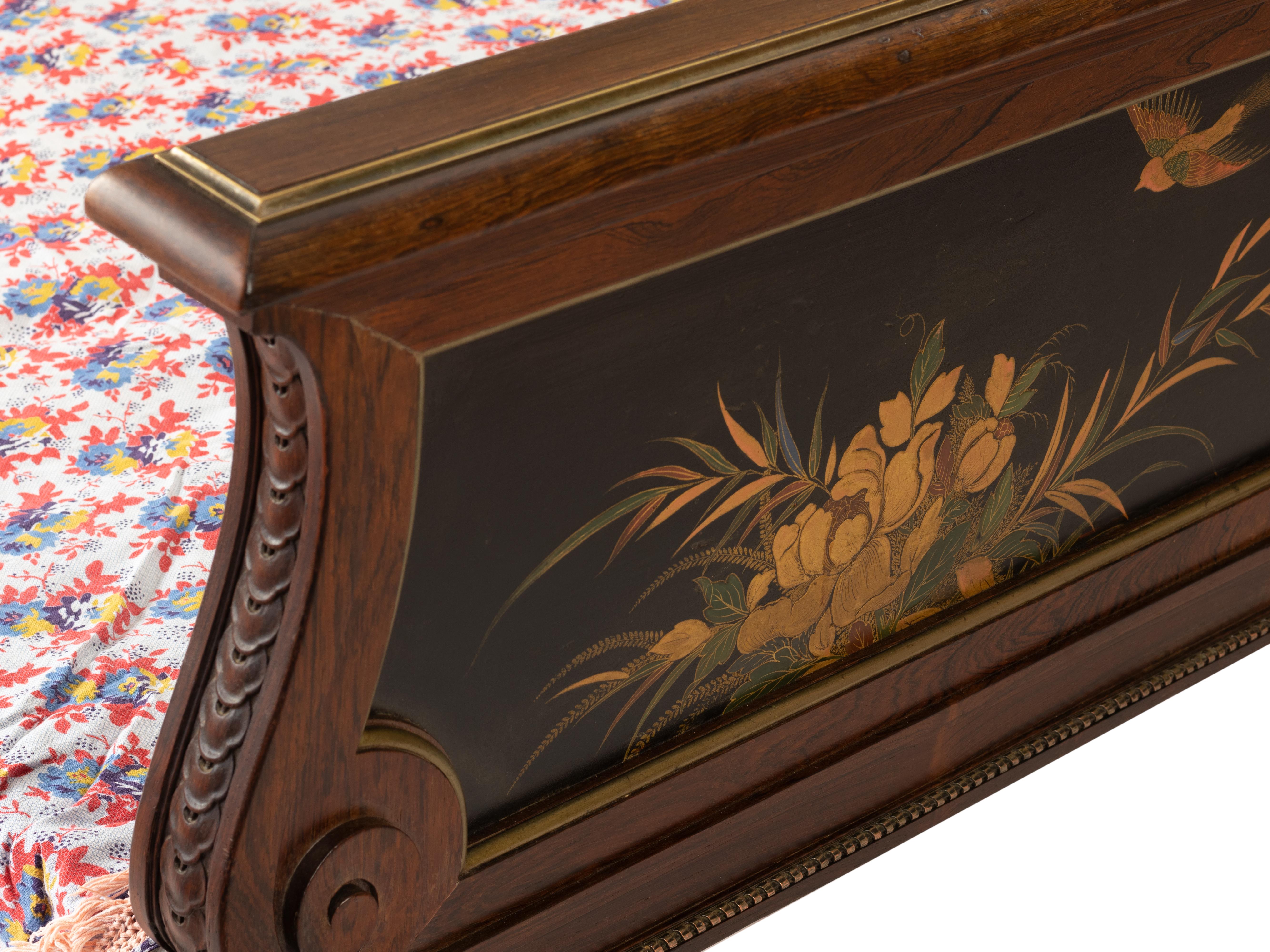 French Napoleon III Hand Carved Large Bed (19. Jahrhundert) im Angebot