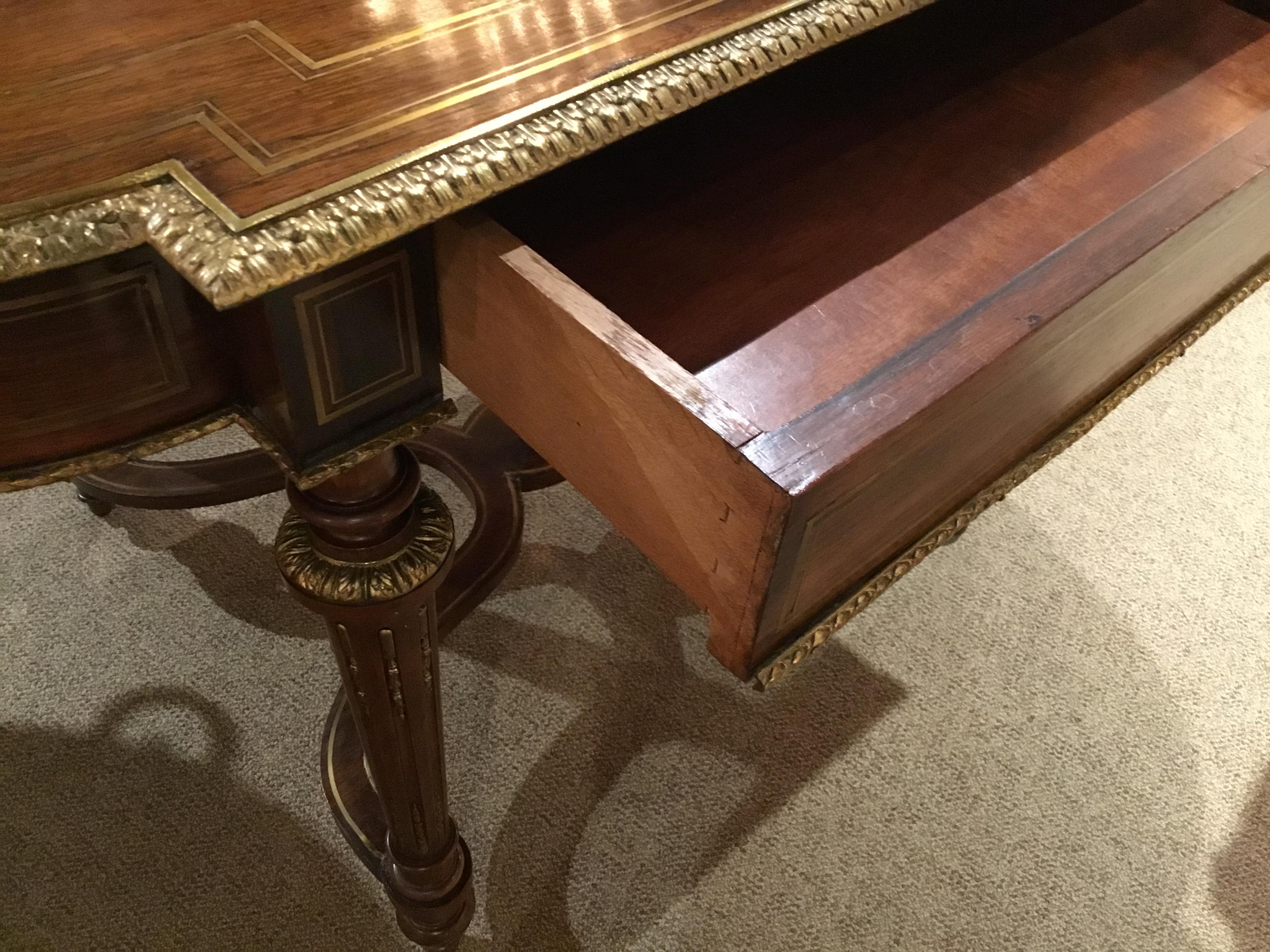 Français Table centrale française Napoléon III de forme ovale:: incrustations en laiton et bordure en bronze doré en vente