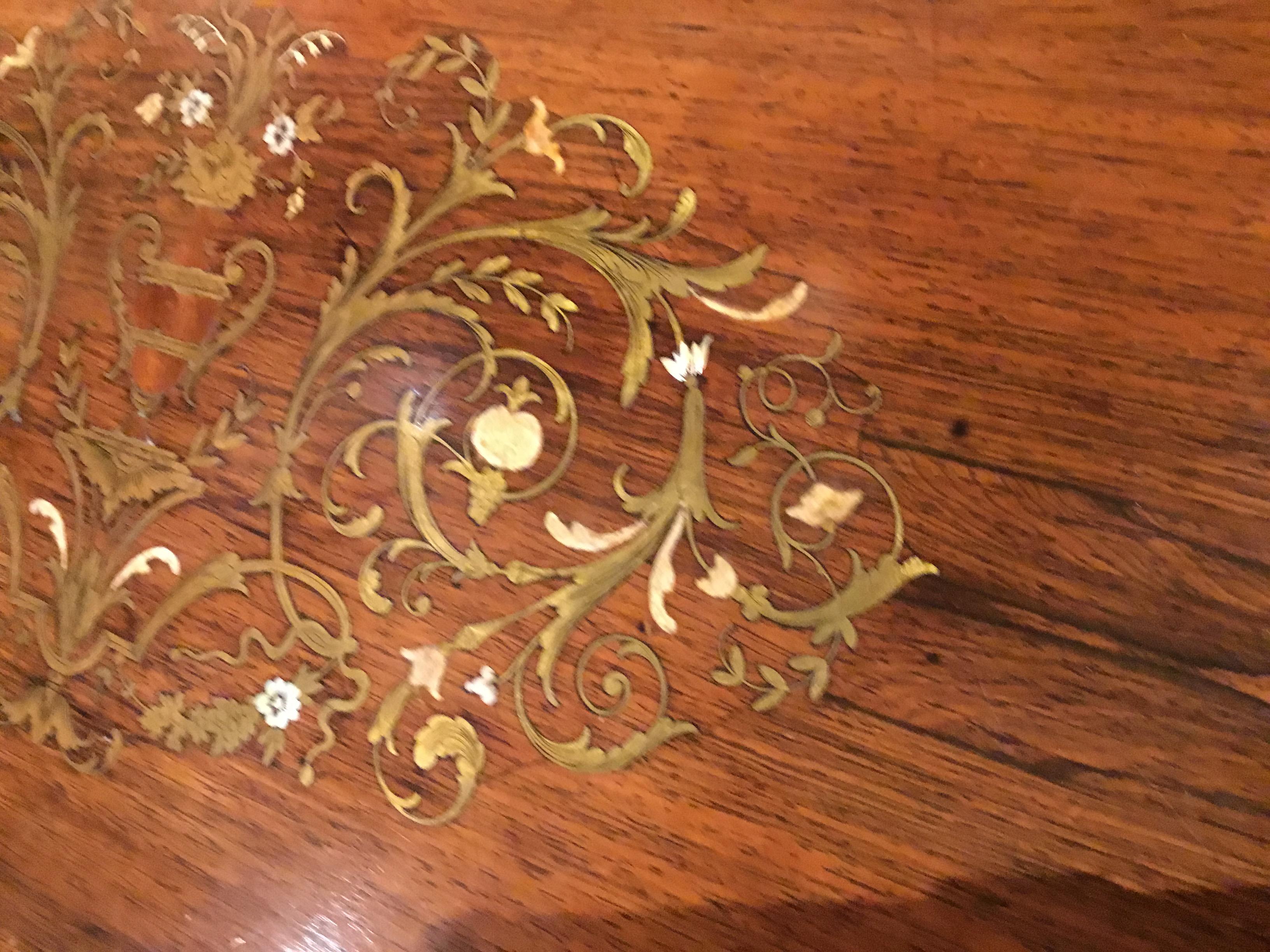 Bois de rose Table centrale française Napoléon III de forme ovale:: incrustations en laiton et bordure en bronze doré en vente