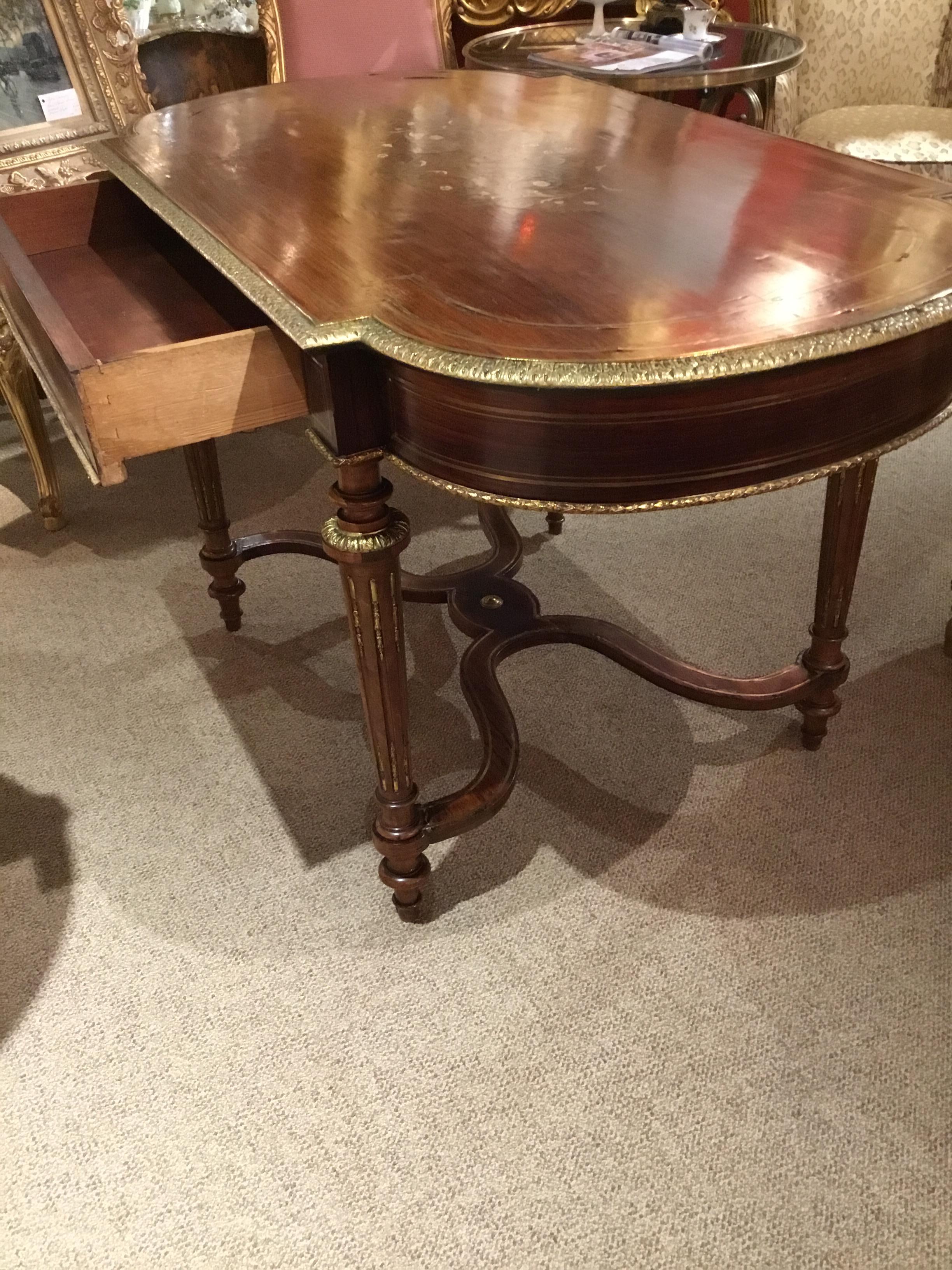 Table centrale française Napoléon III de forme ovale:: incrustations en laiton et bordure en bronze doré en vente 2