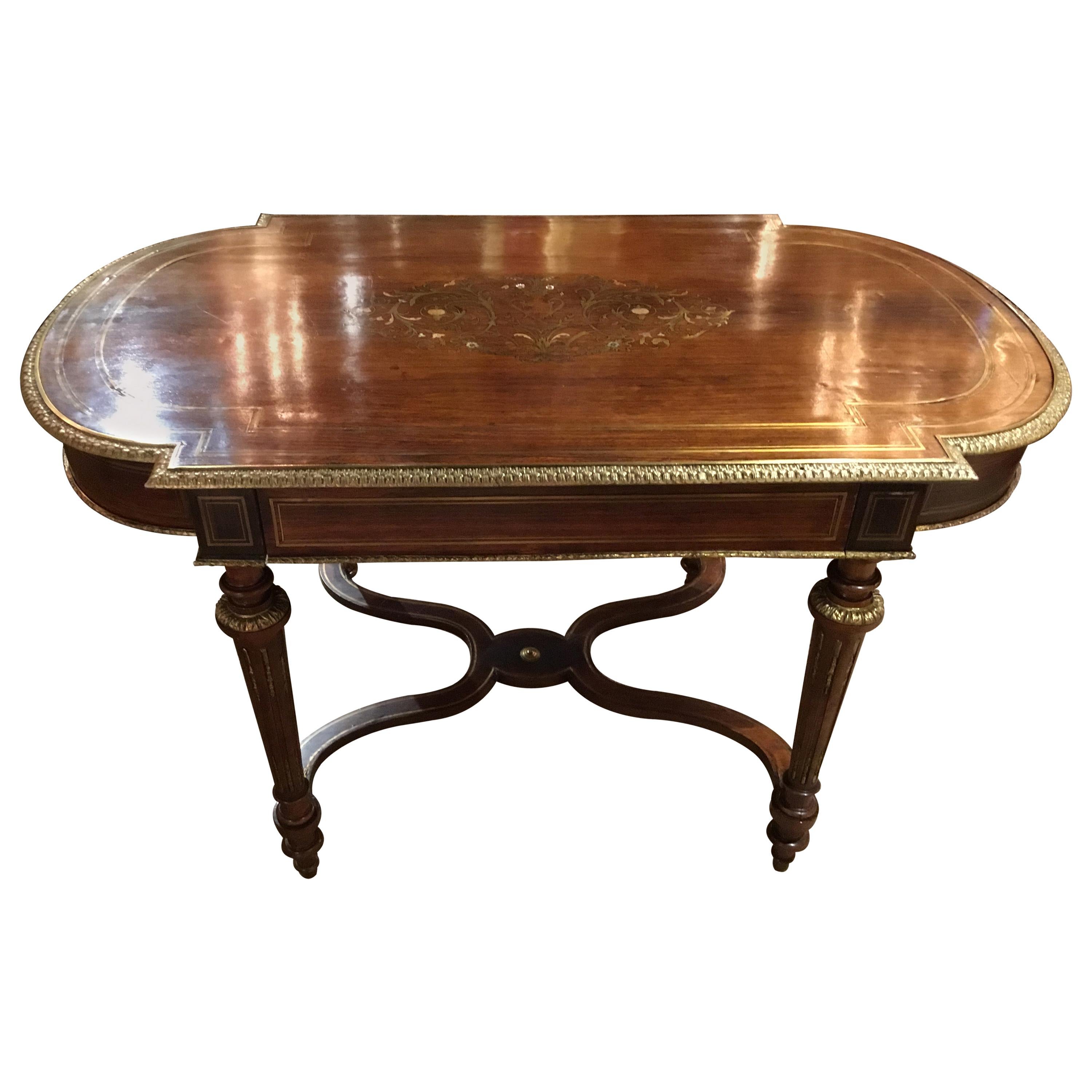 Table centrale française Napoléon III de forme ovale:: incrustations en laiton et bordure en bronze doré en vente