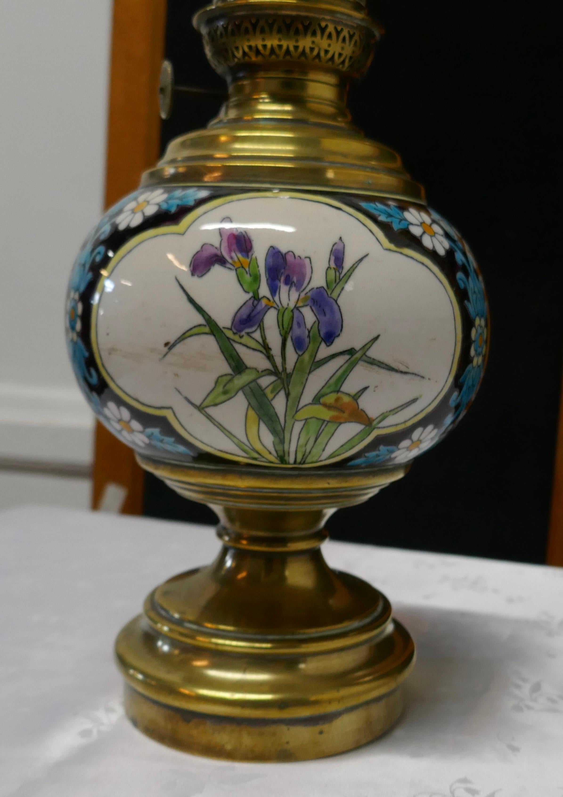 French Napoleon III Oil Lamp Decorated with Birds and Flowers In Good Condition For Sale In Chillerton, Isle of Wight