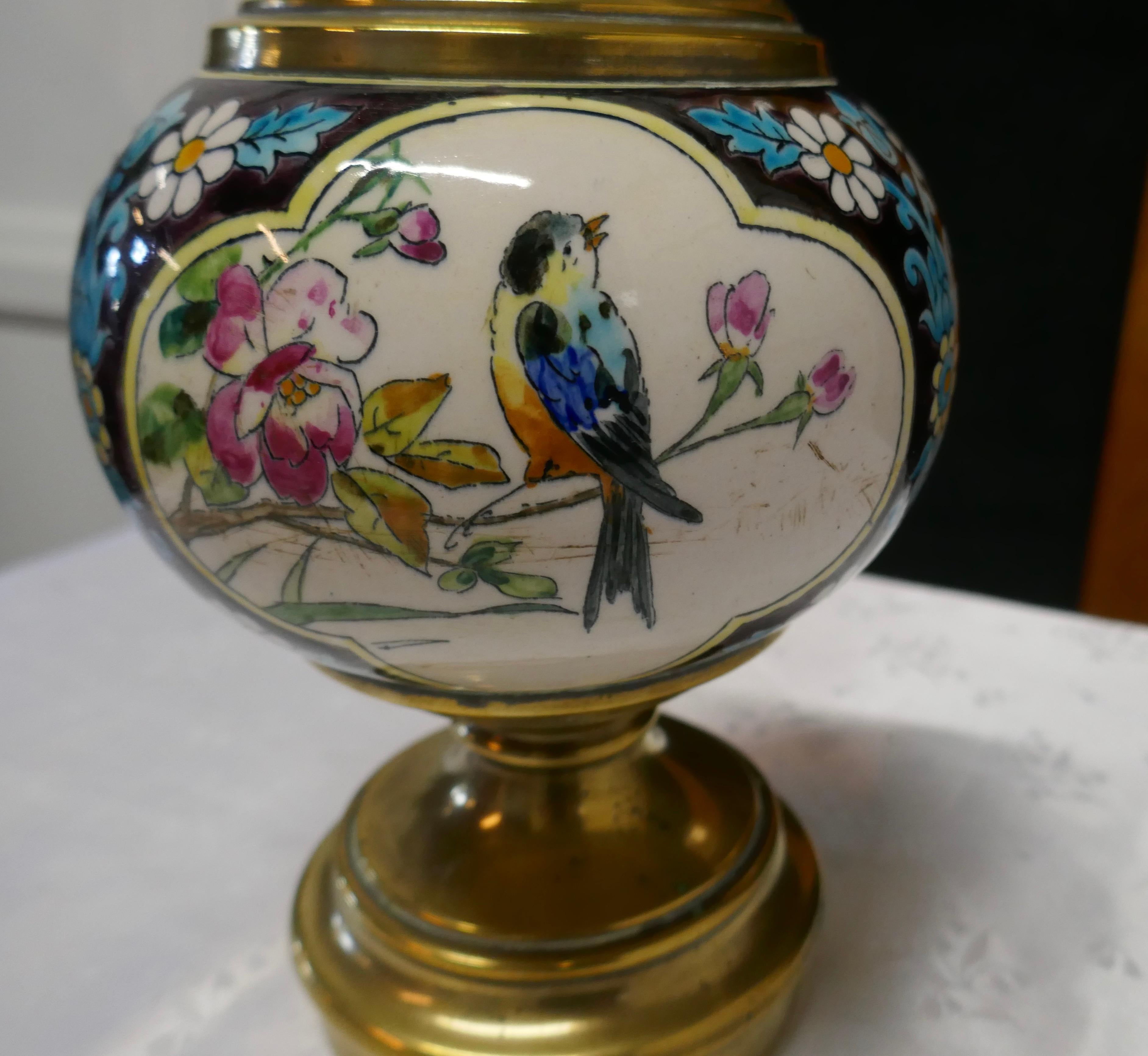 XIXe siècle Lampe à l'huile française Napoléon III décorée d'oiseaux et de fleurs en vente