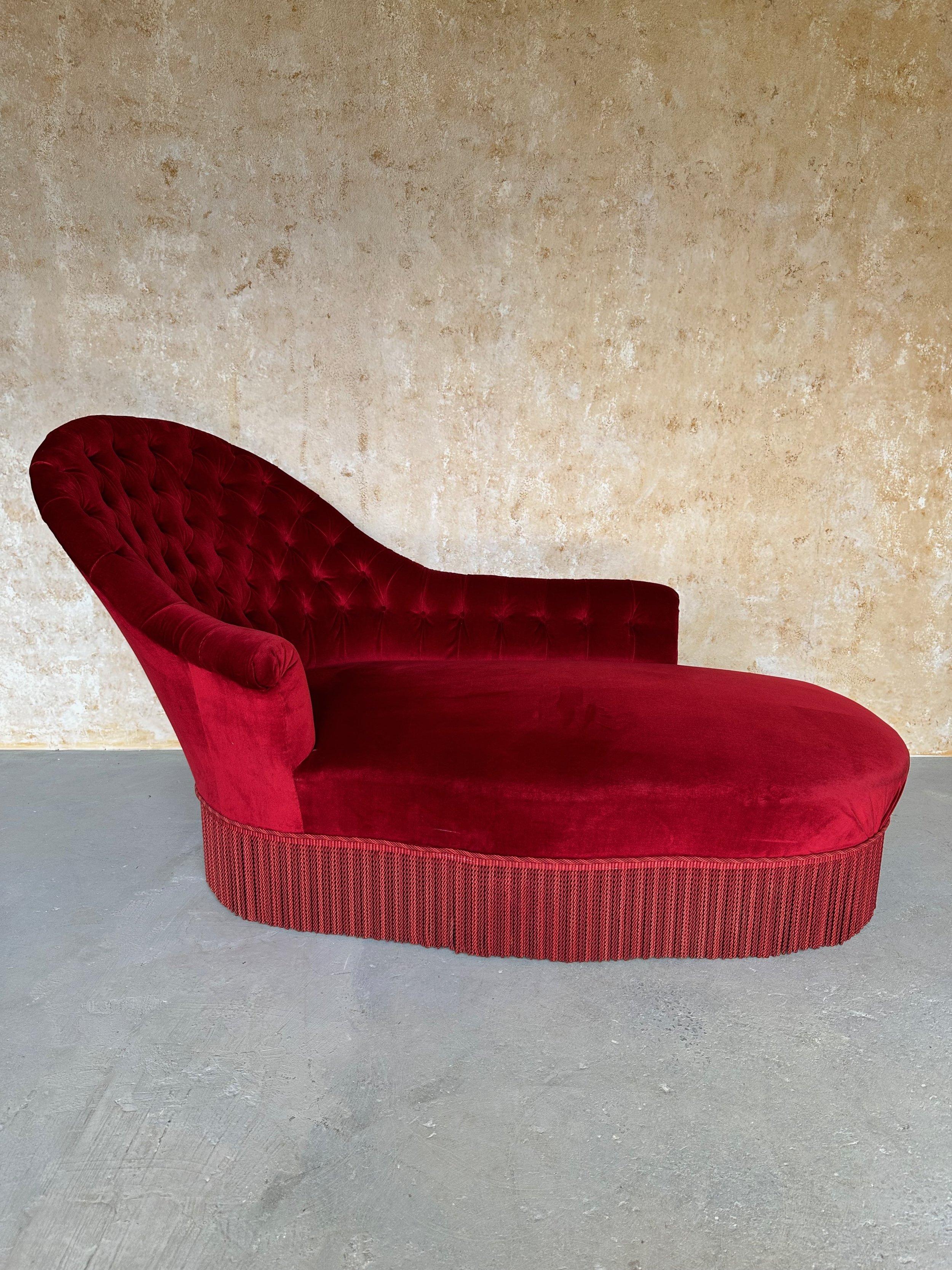 This exquisite French 19th century Napoleon III chaise lounge features an extended left arm, and the interior of the back and arms have skillfully ironed diamond tufting, making this chaise a unique and standout addition to any interior. Upholstered