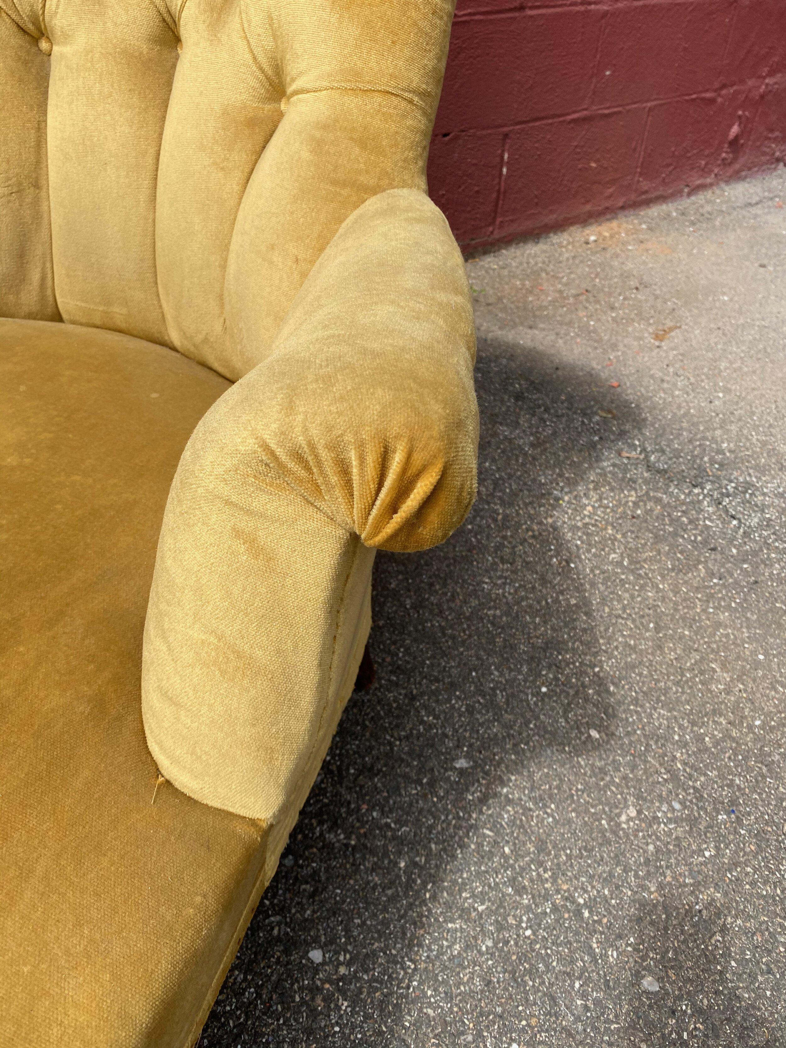 French Napoleon III Chaise Longue in Gold Velvet 4