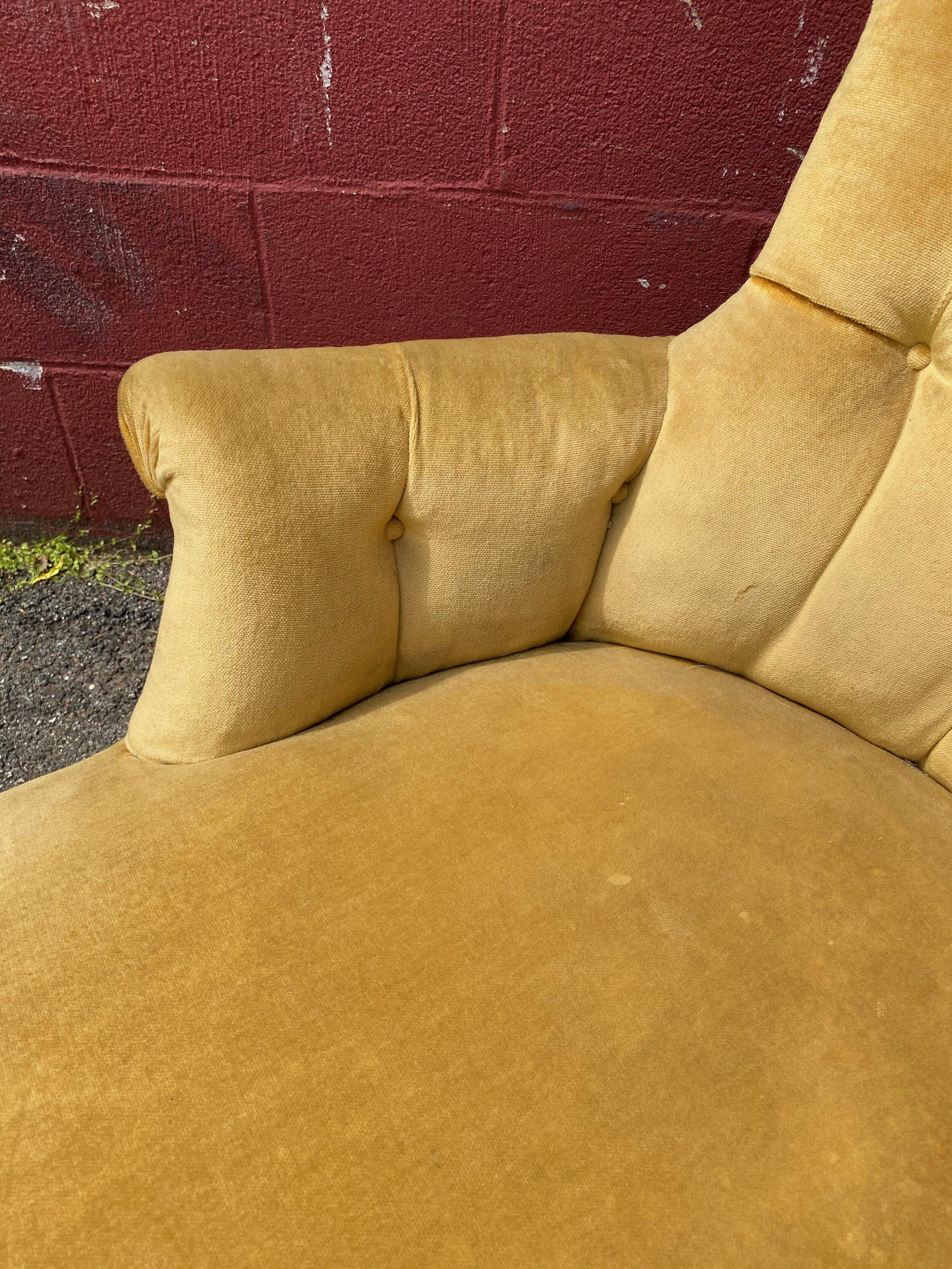 French Napoleon III Chaise Longue in Gold Velvet 5