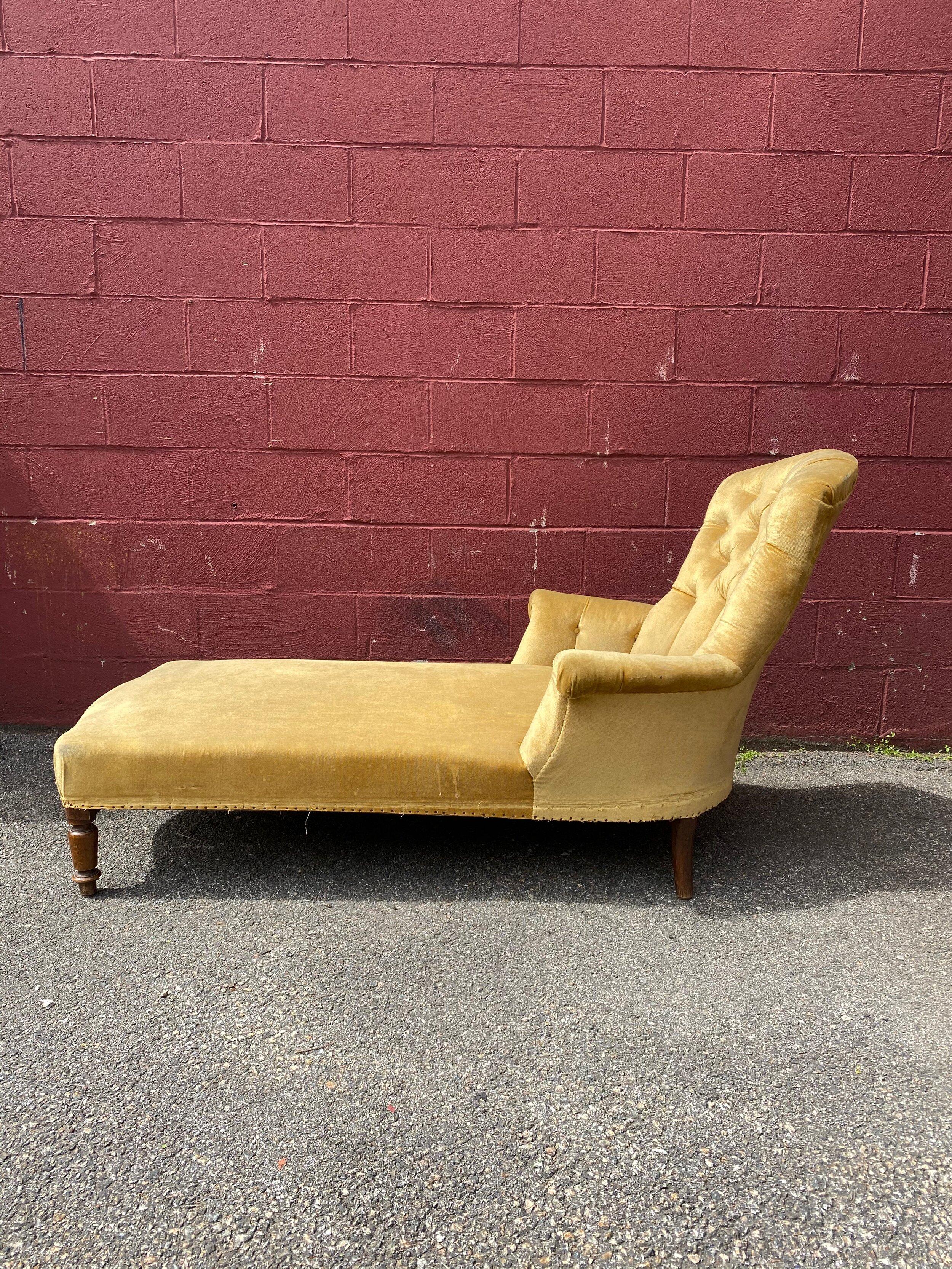 French Napoleon III Chaise Longue in Gold Velvet In Fair Condition In Buchanan, NY