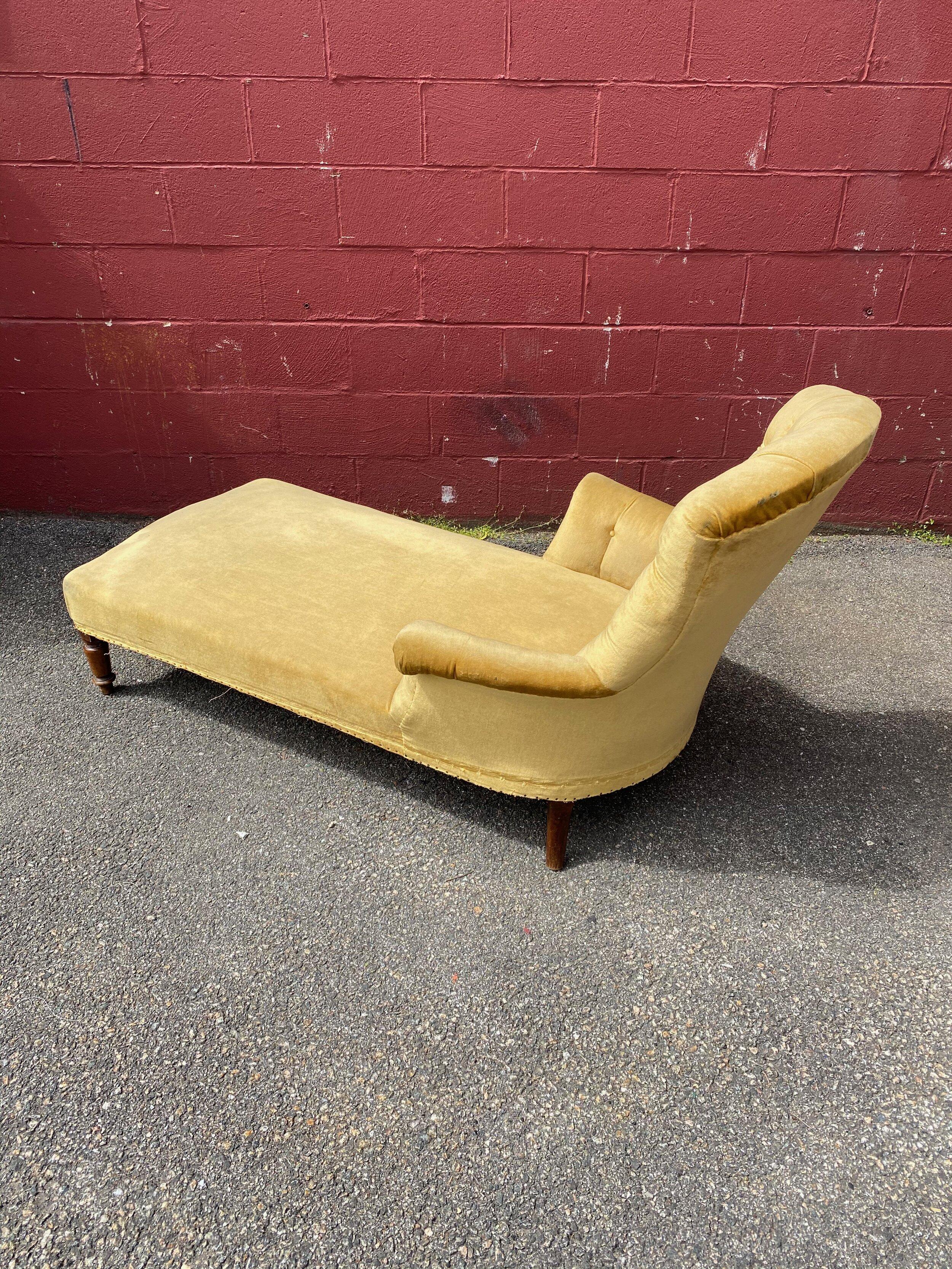 Late 19th Century French Napoleon III Chaise Longue in Gold Velvet