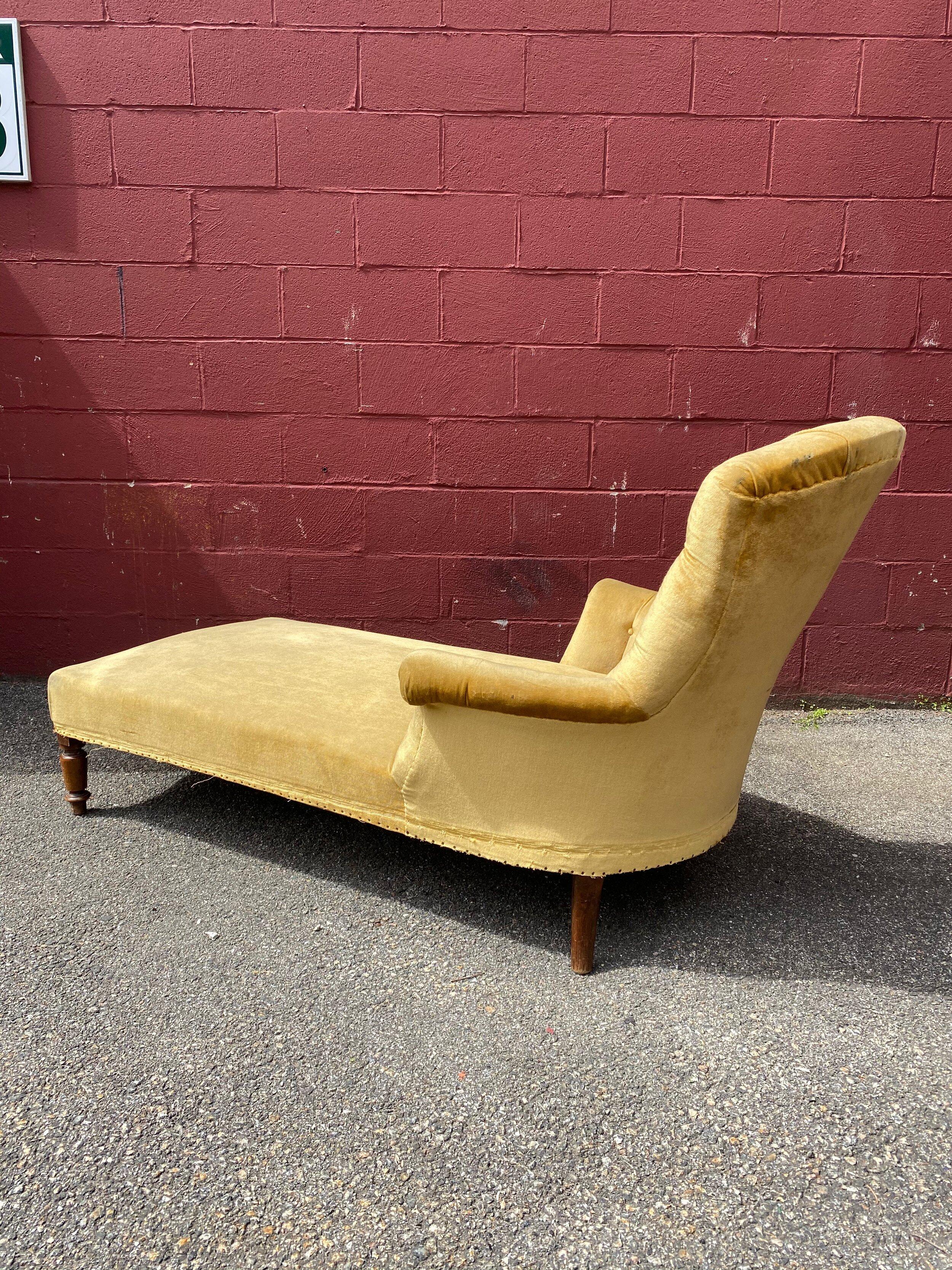 French Napoleon III Chaise Longue in Gold Velvet 1