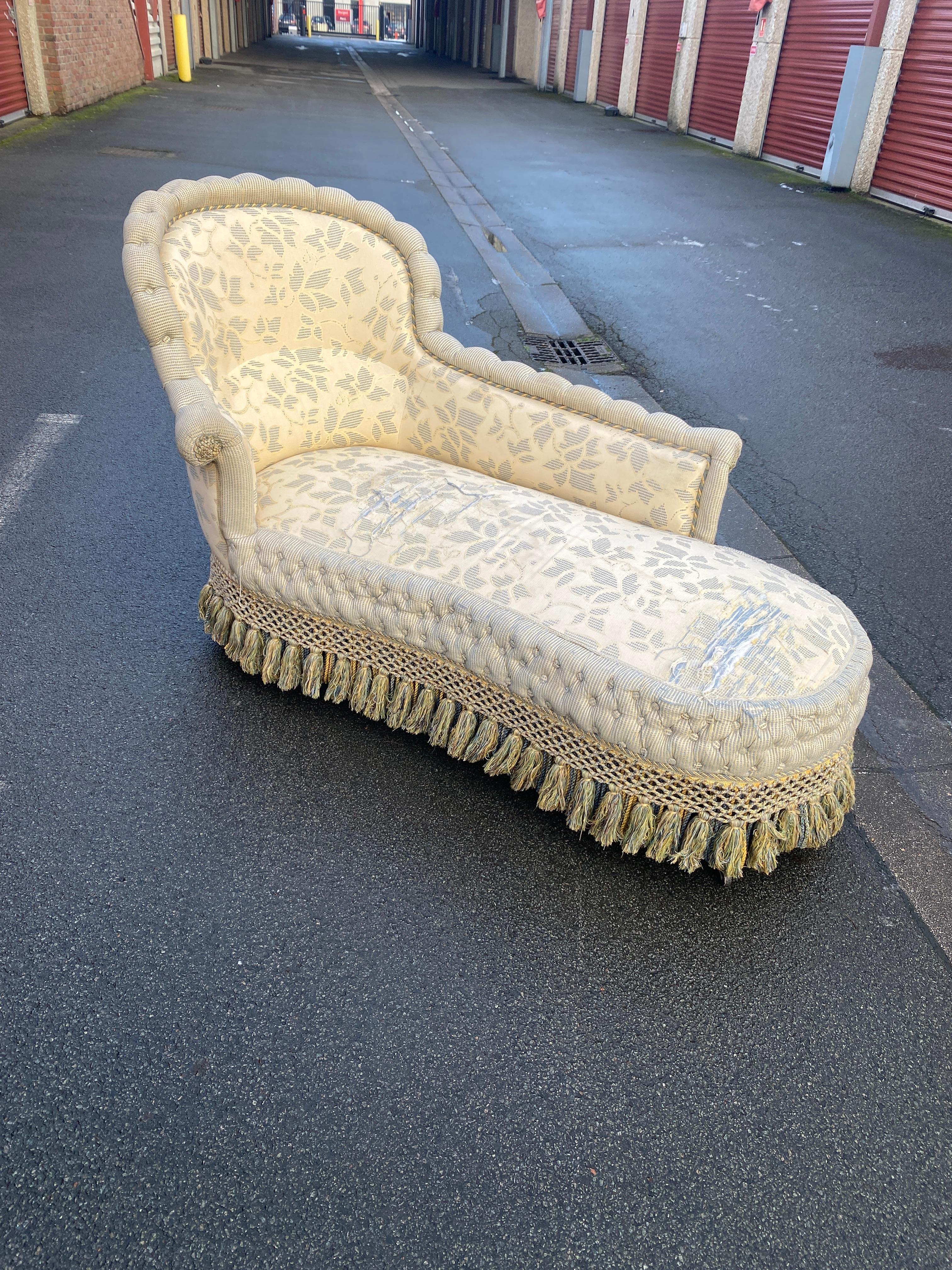 Chaise longue francese Napoleone III.
buone condizioni generali, purtroppo il tessuto è strappato sul sedile