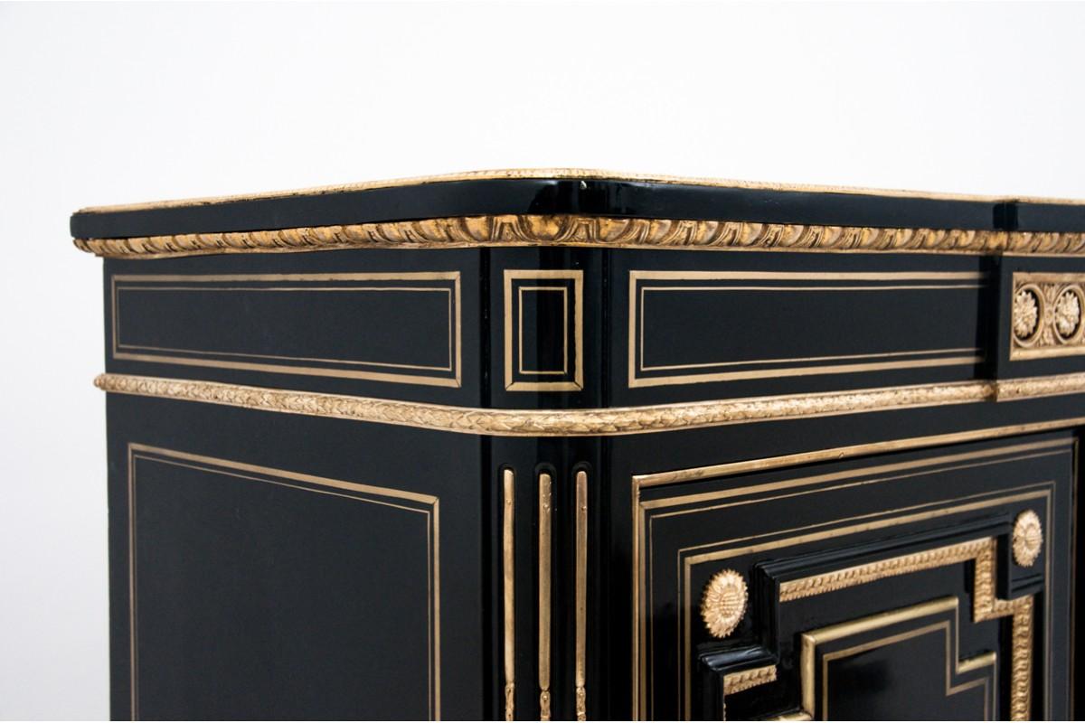 French Napoleon III chest of drawers, circa 1860.

Very good condition, after professional renovation.

Dimensions: height: 110 cm, width: 105 cm, depth: 50 cm.