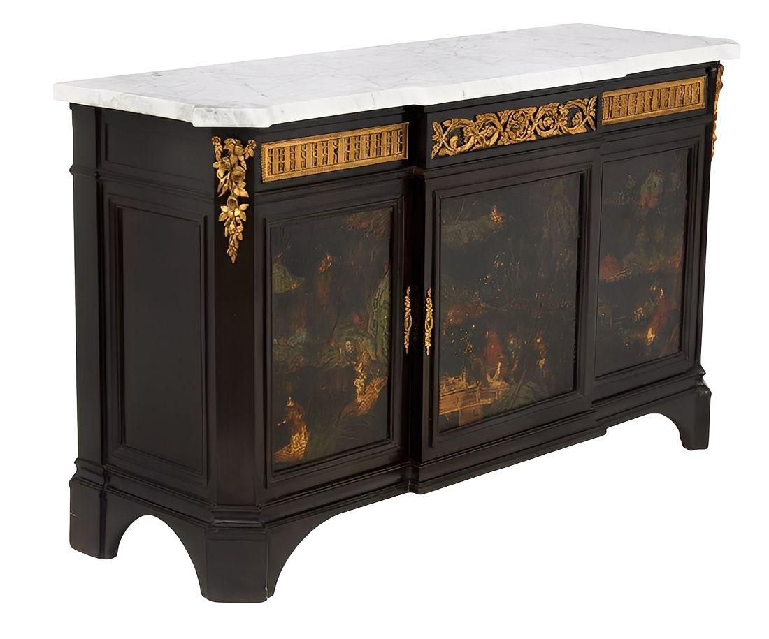 Eine elegante dreitürige Kredenz (meuble d'appui) aus Ebenholz, reich mit Goldbronze (Ormolu) gefasst und mit einer vorspringenden weißen Marmorplatte mit abgeschrägten Ecken versehen. Jede Tür ist mit polychromen Chinoiserie-/Japanlacktafeln