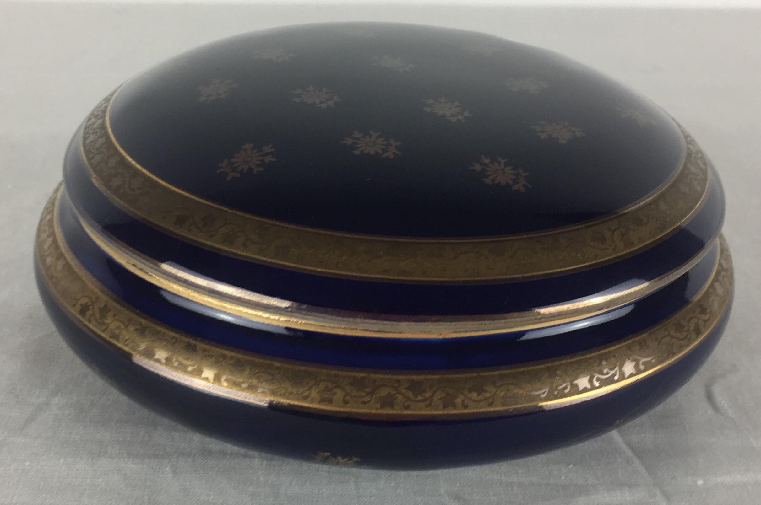 French Napoleon III Covered Trinket, Jewelry Box or Candy Dish by Limoges In Good Condition In Miami, FL